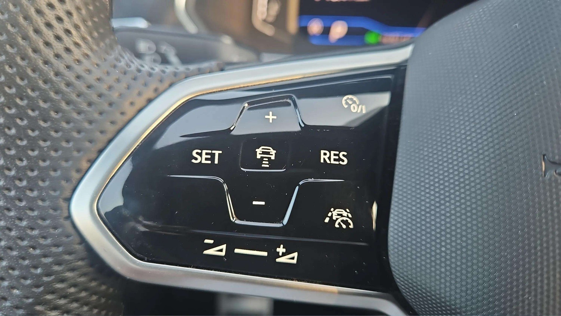 VW Tiguan Allspace 2.0 TDI SCR R-Line 4Motion DSG mit El. Ledersitze & AHK + Werksgarantie-image-26
