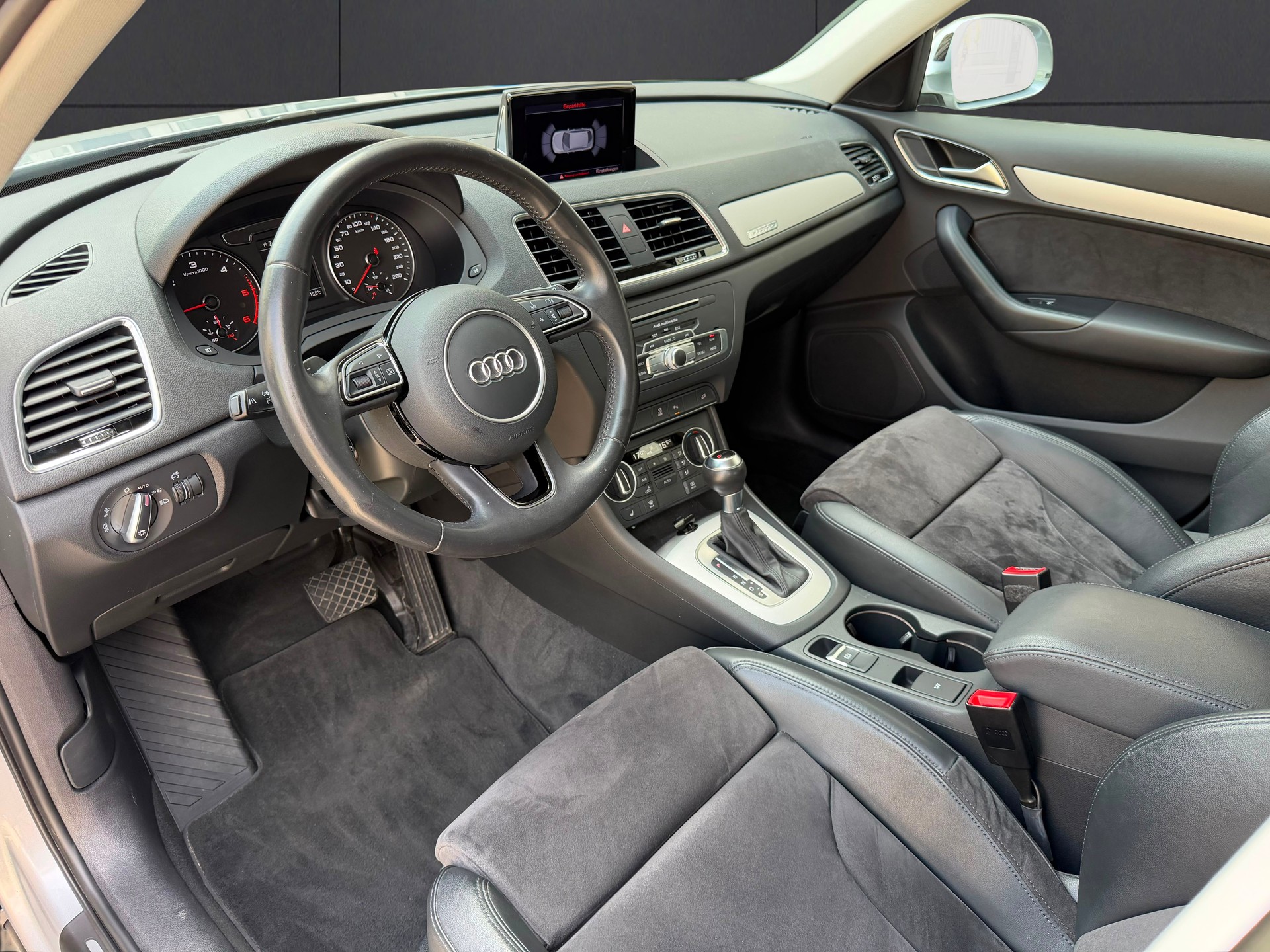 AUDI Q3 2.0 TDI sport quattro S-tronic-image-14