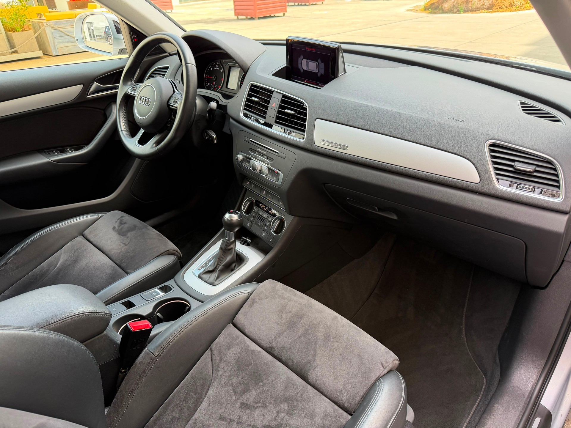 AUDI Q3 2.0 TDI sport quattro S-tronic-image-16