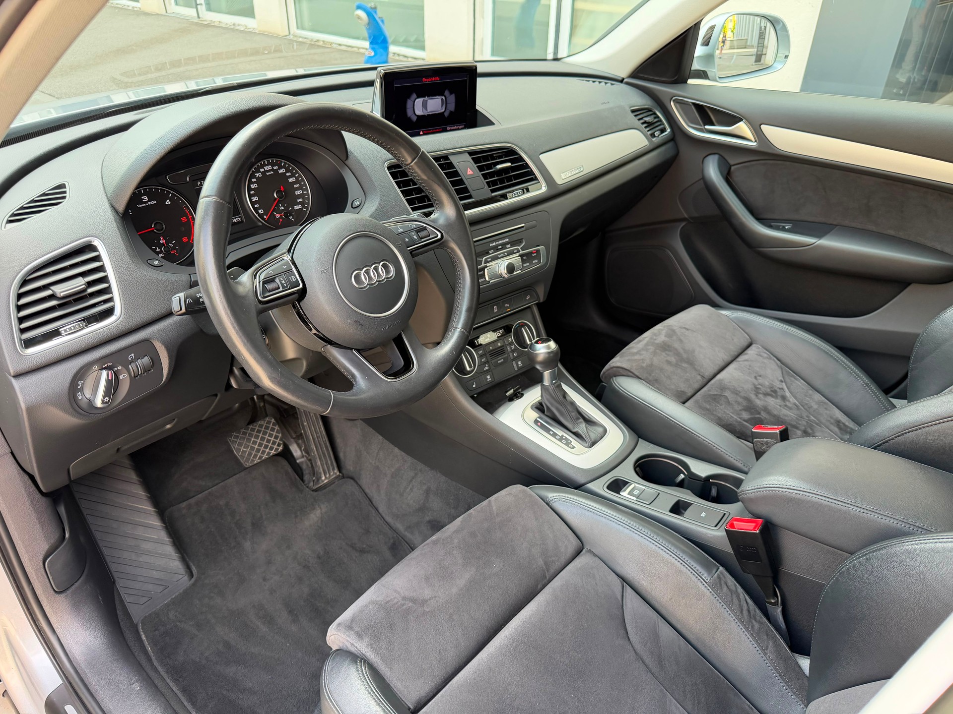 AUDI Q3 2.0 TDI sport quattro S-tronic-image-15