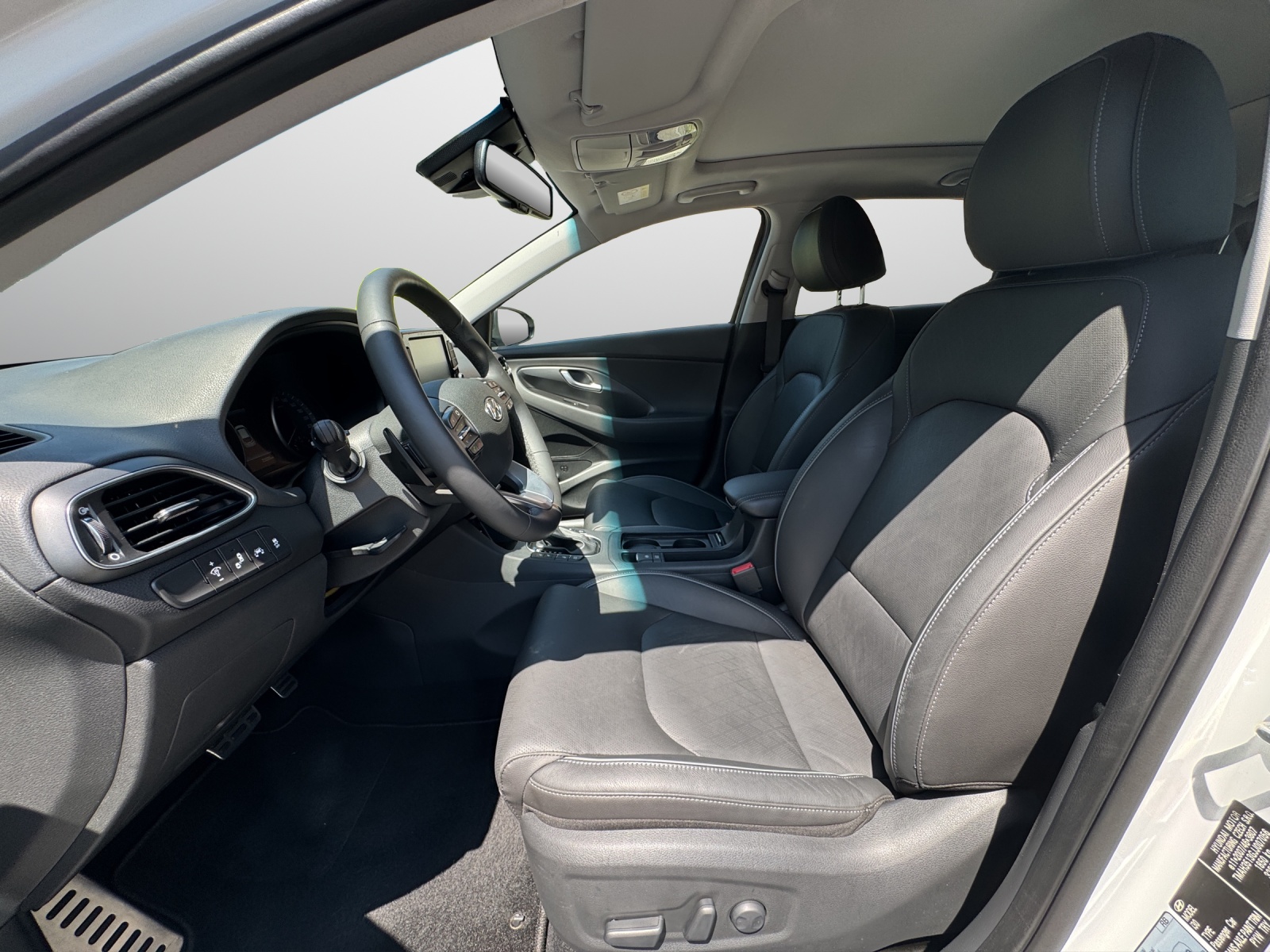 HYUNDAI i30 1.4 T-GDi Launch Plus-image-4