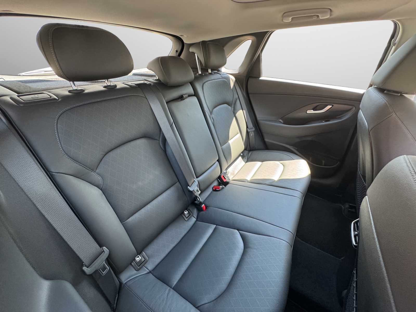 HYUNDAI i30 1.4 T-GDi Launch Plus-image-12