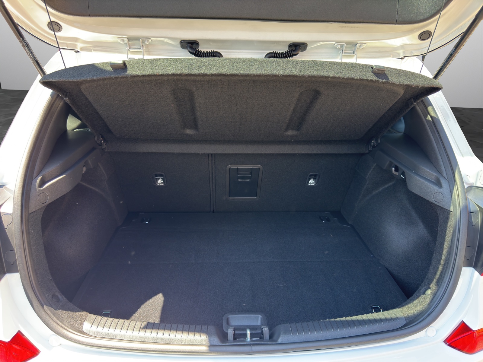 HYUNDAI i30 1.4 T-GDi Launch Plus-image-14