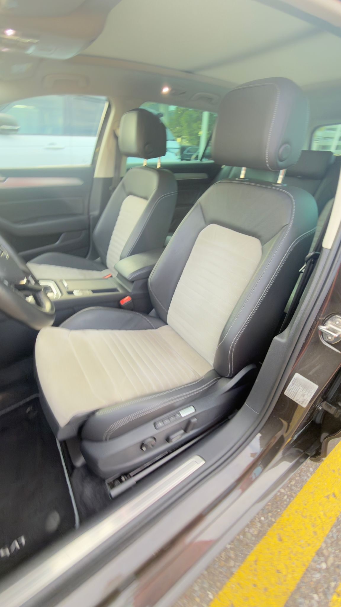 VW Passat Variant 2.0 TDI BMT Sport DSG 4Motion-image-9