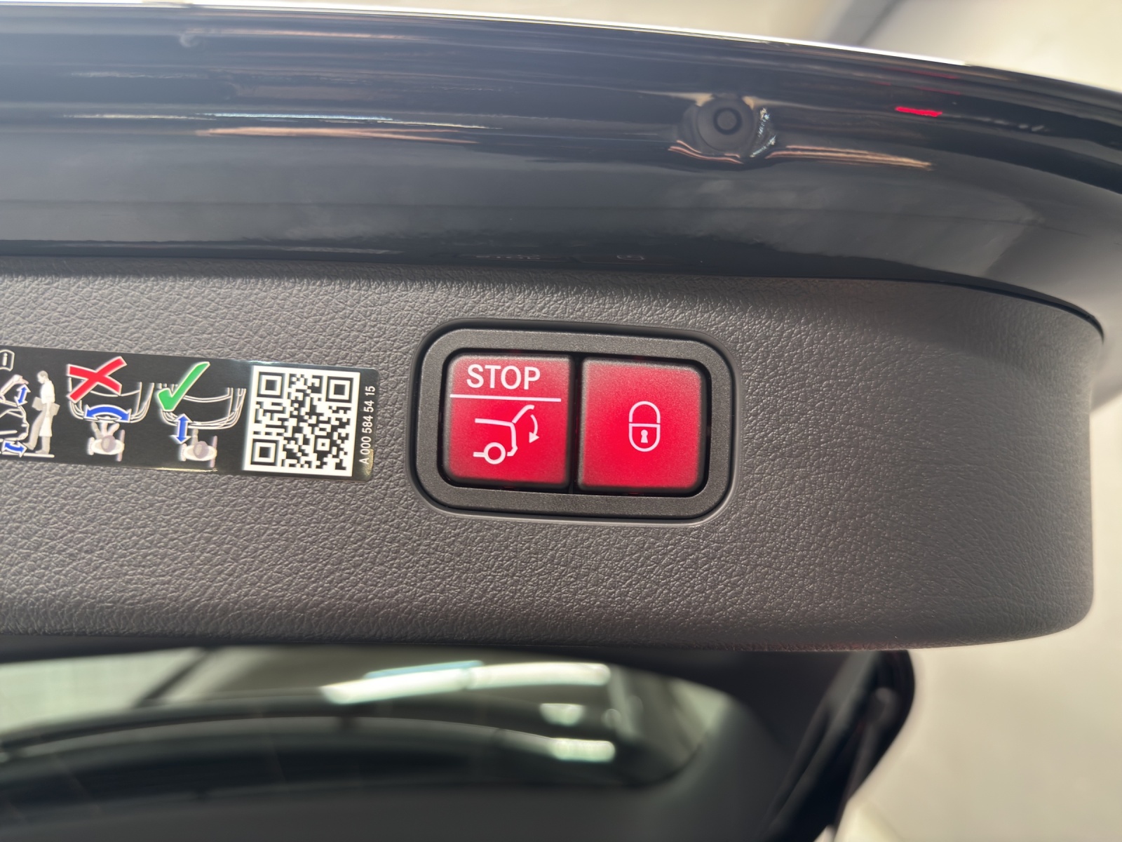 MERCEDES-BENZ C 220 d AMG Line 4Matic T-Modell Swiss Star-image-11