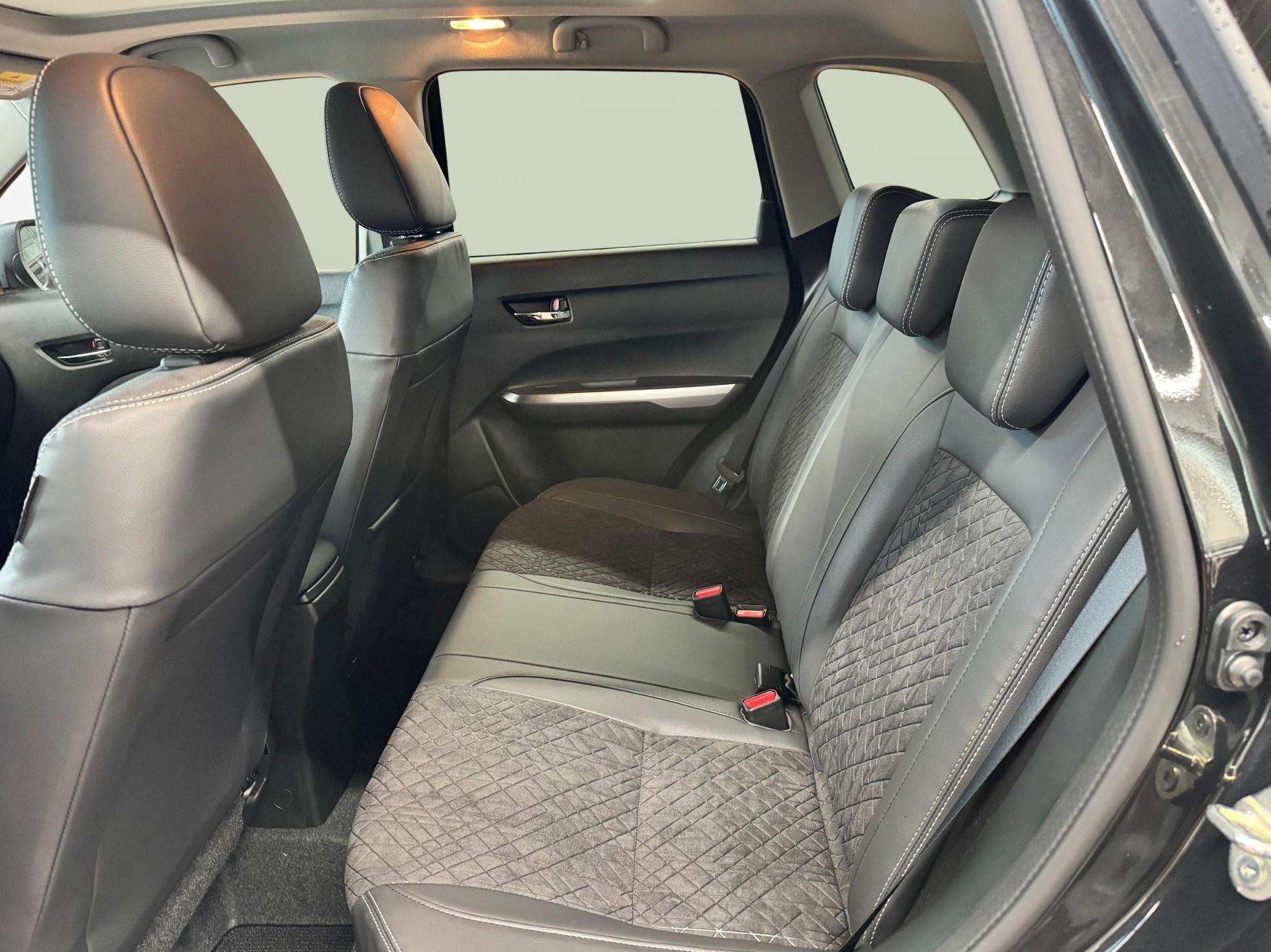 SUZUKI Vitara 1.4 T Sakura Top Hybrid 4x4-image-10