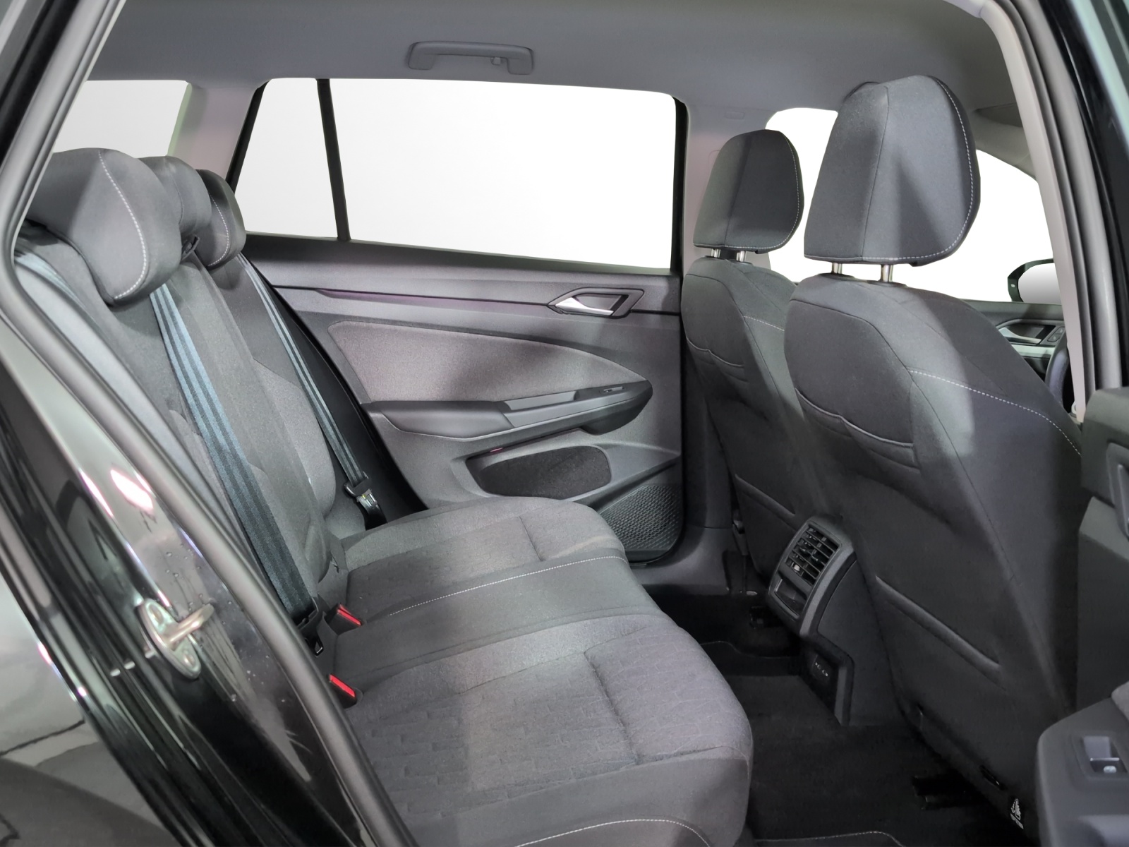 VW Golf Variant 1.5 eTSI mHEV Life DSG-image-8