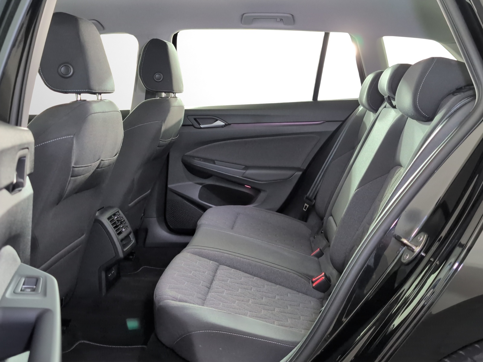 VW Golf Variant 1.5 eTSI mHEV Life DSG-image-7