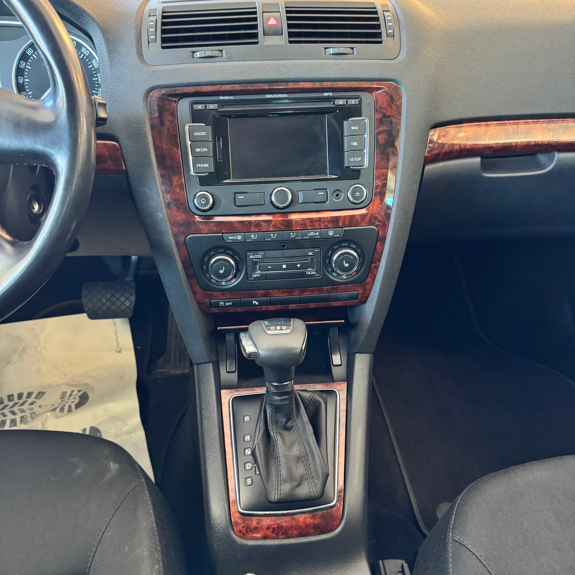 SKODA Octavia Combi 2.0 TDI Elegance DSG-image-14
