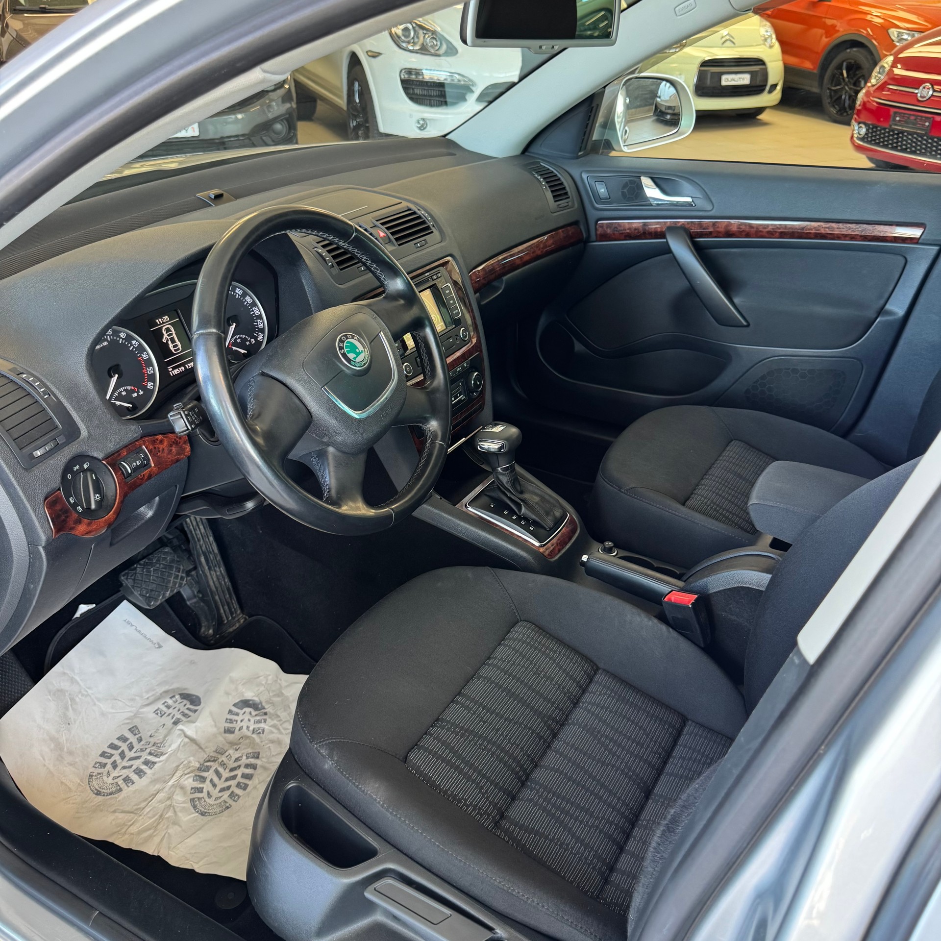 SKODA Octavia Combi 2.0 TDI Elegance DSG-image-10
