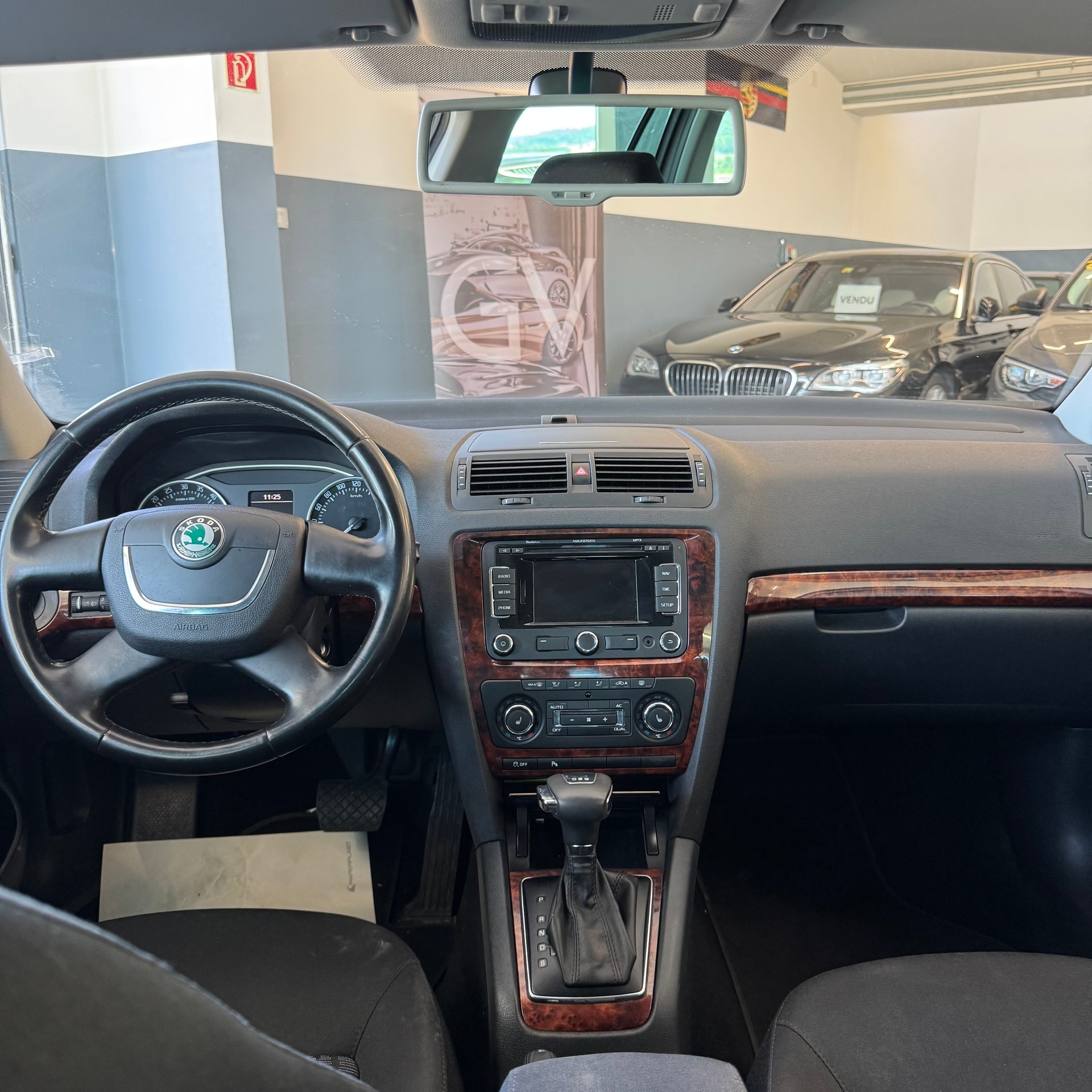 SKODA Octavia Combi 2.0 TDI Elegance DSG-image-13