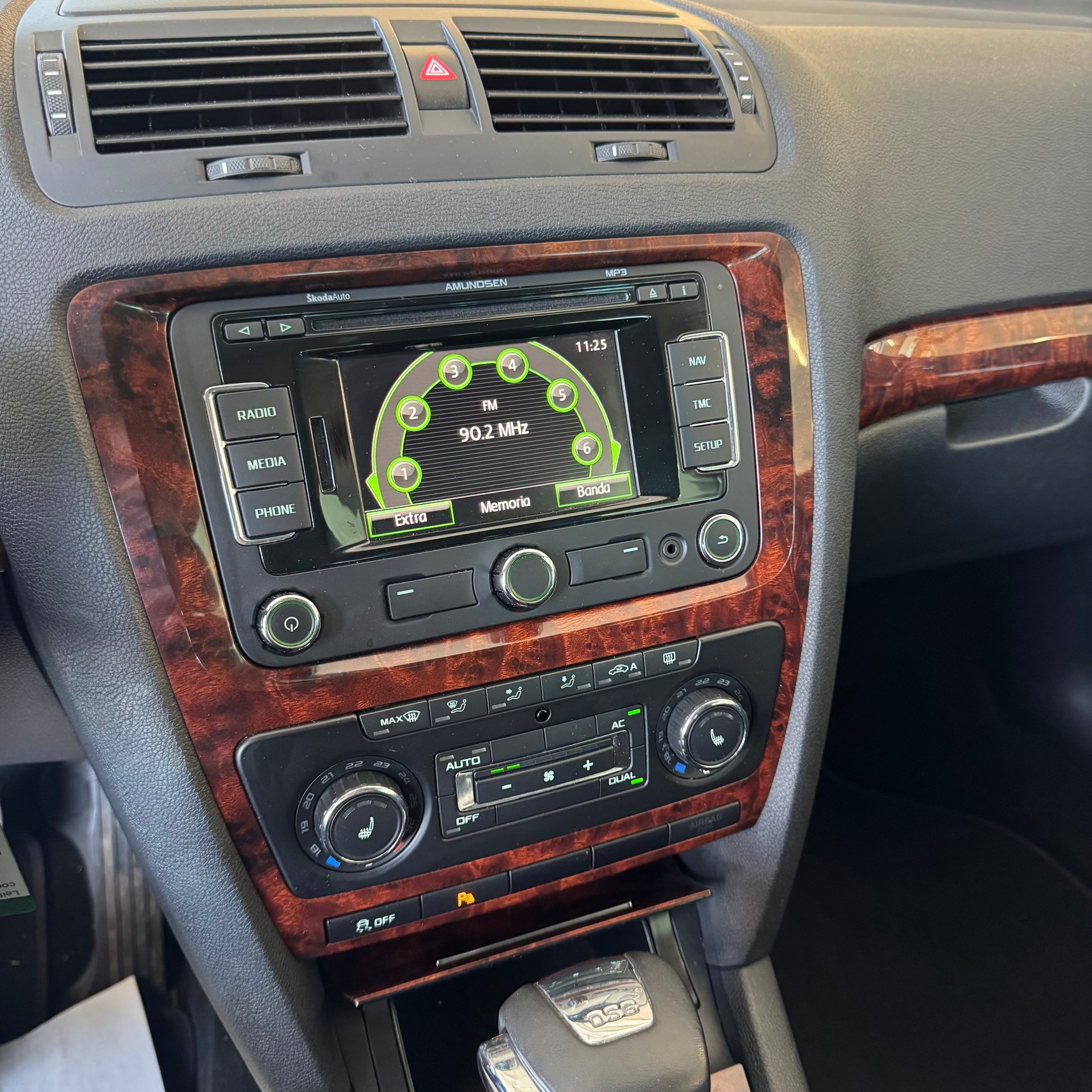 SKODA Octavia Combi 2.0 TDI Elegance DSG-image-8