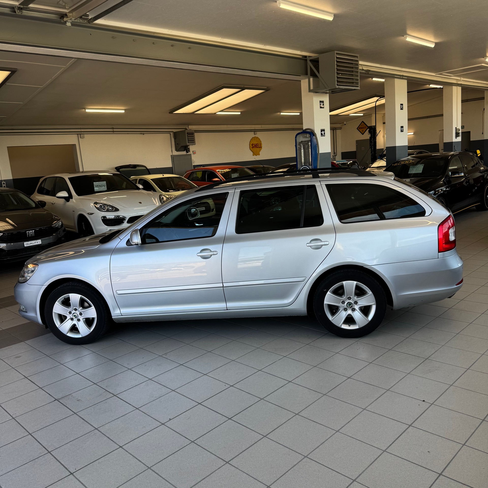 SKODA Octavia Combi 2.0 TDI Elegance DSG-image-6