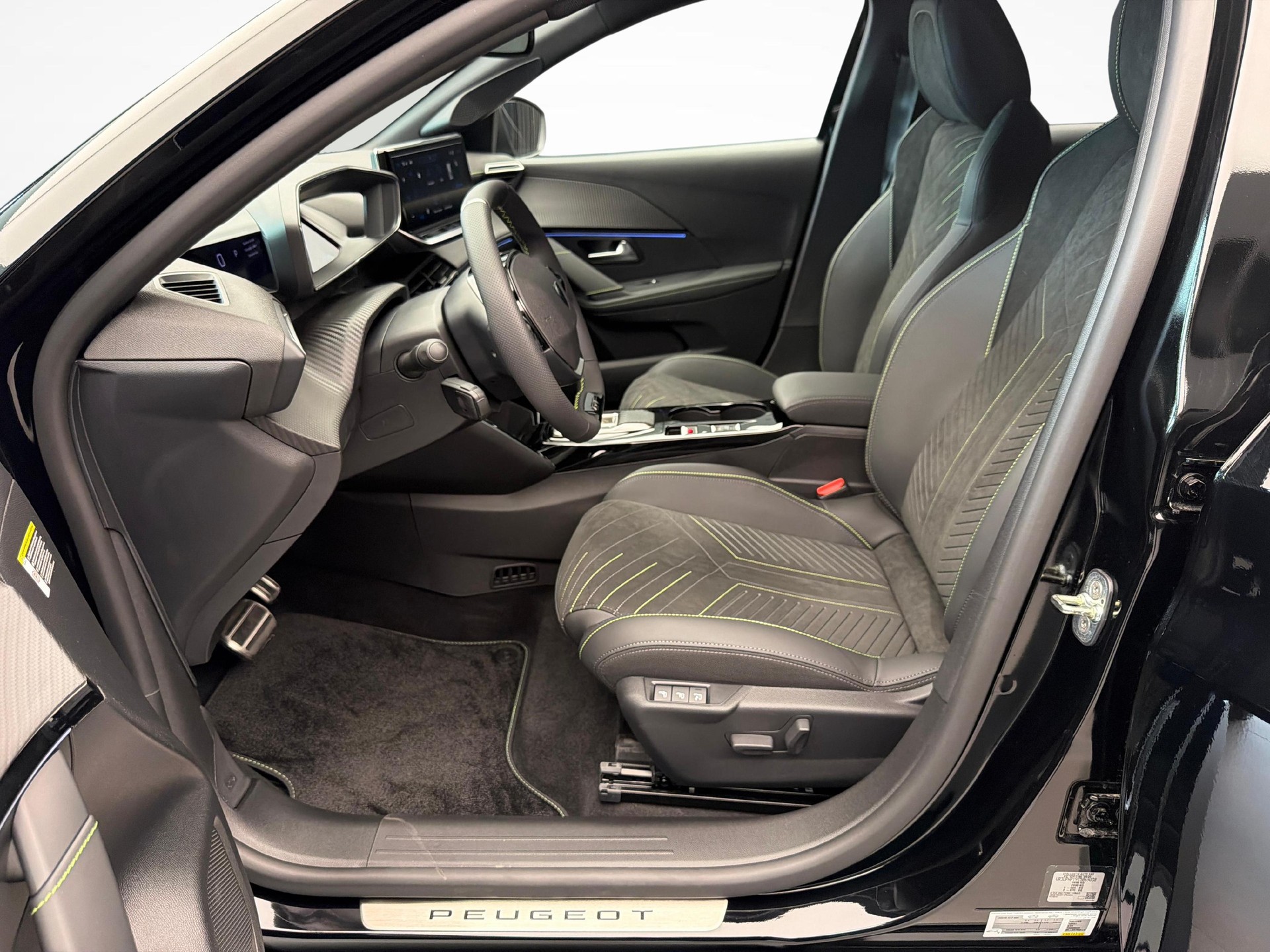PEUGEOT 208 1.2 Hybrid 145 GT-image-9