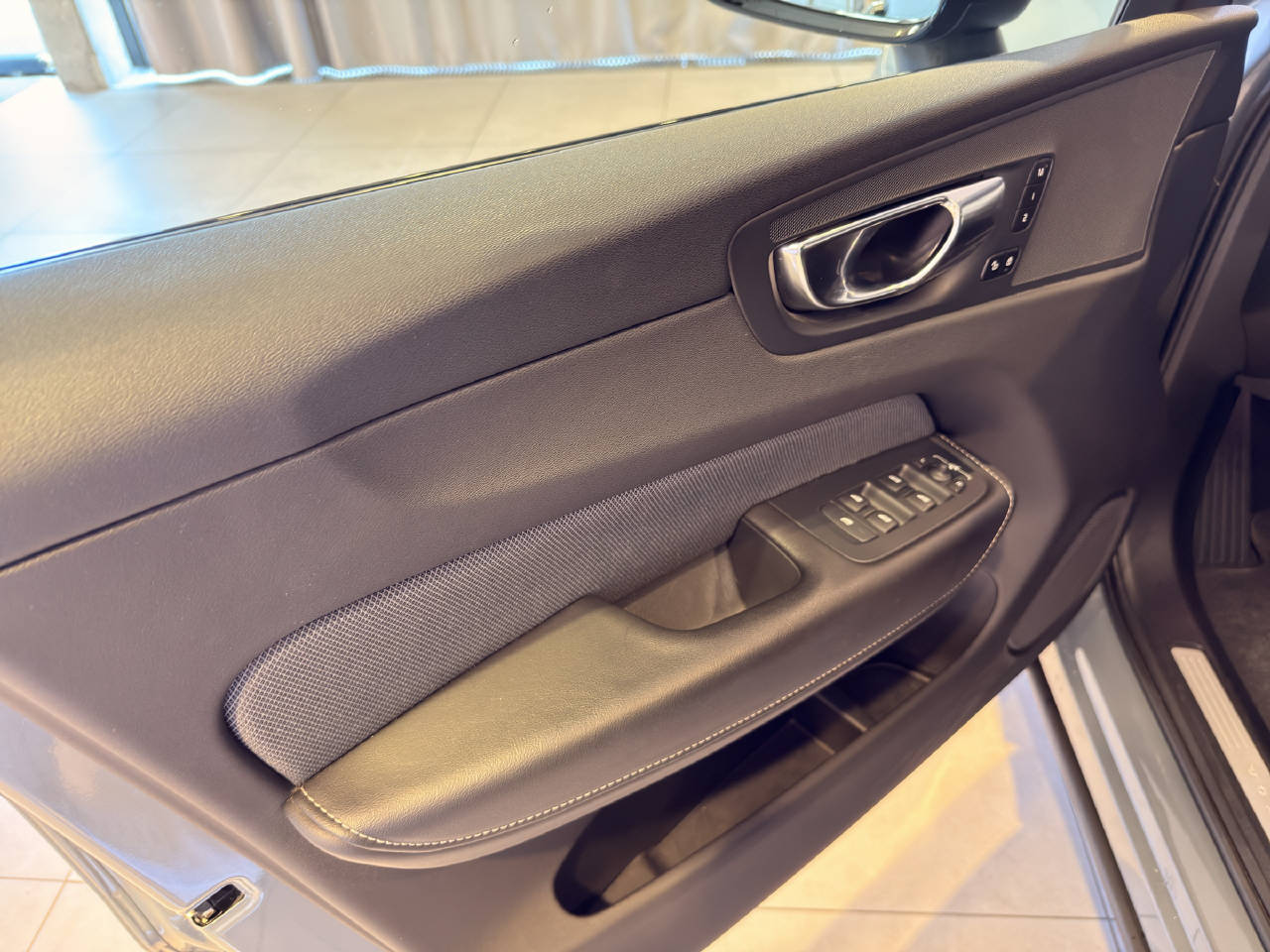 VOLVO XC60 2.0 B5 MH Diesel R-Design AWD-image-11
