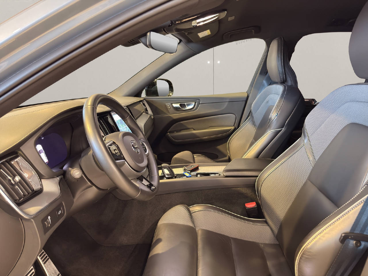 VOLVO XC60 2.0 B5 MH Diesel R-Design AWD-image-4