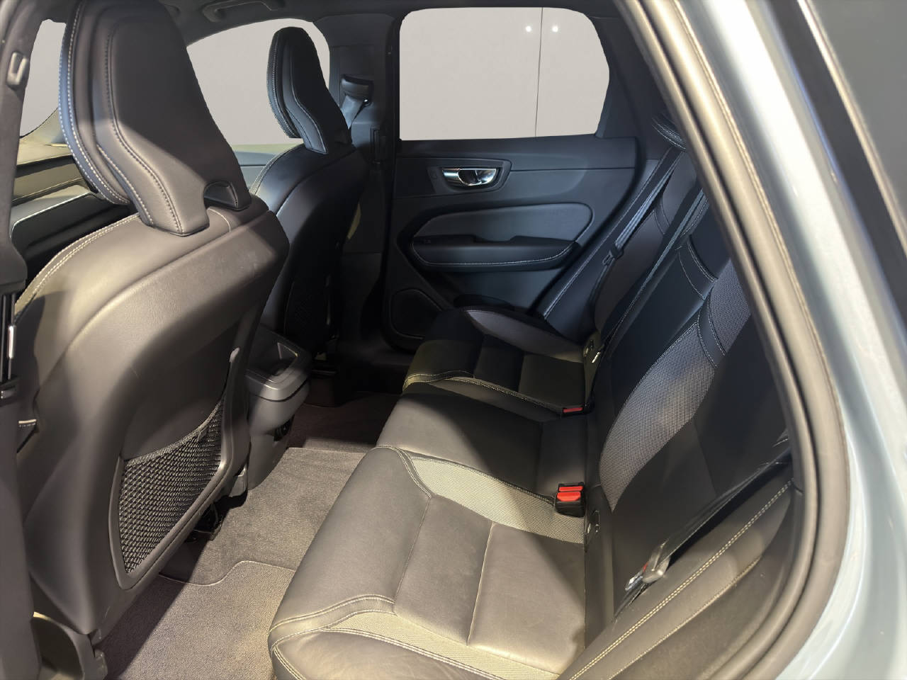 VOLVO XC60 2.0 B5 MH Diesel R-Design AWD-image-5