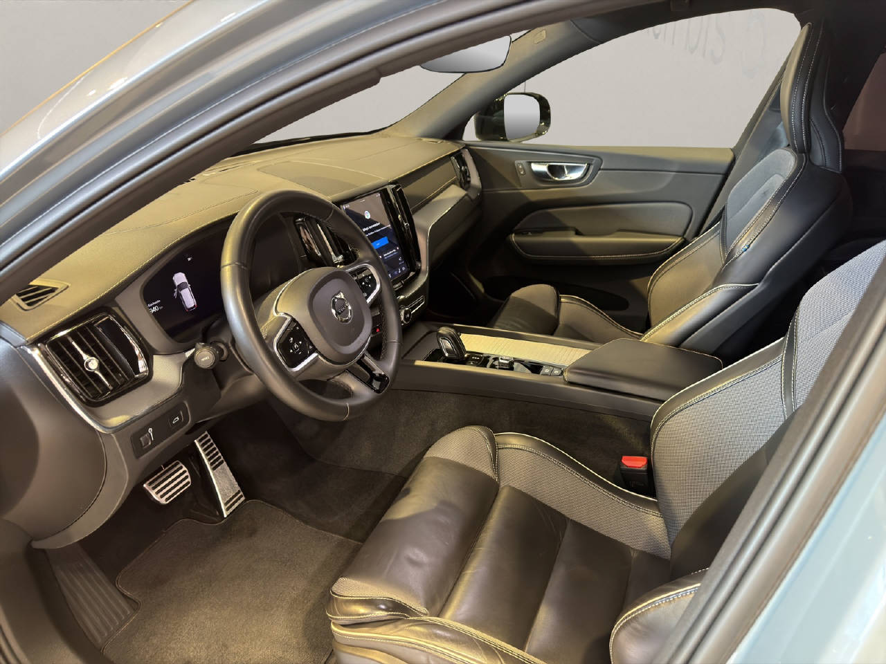 VOLVO XC60 2.0 B5 MH Diesel R-Design AWD-image-4