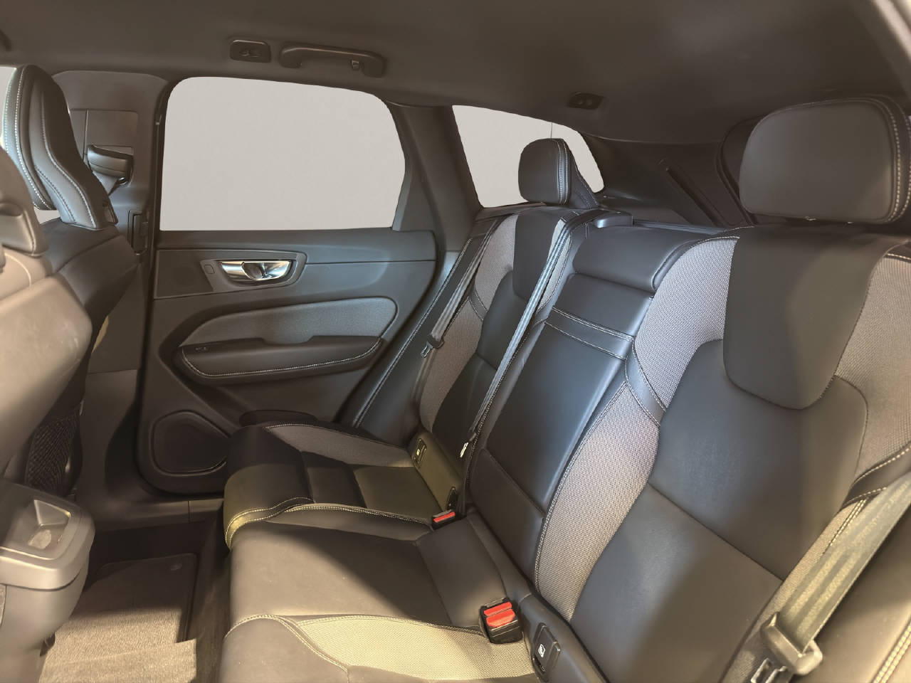 VOLVO XC60 2.0 B5 MH Diesel R-Design AWD-image-5