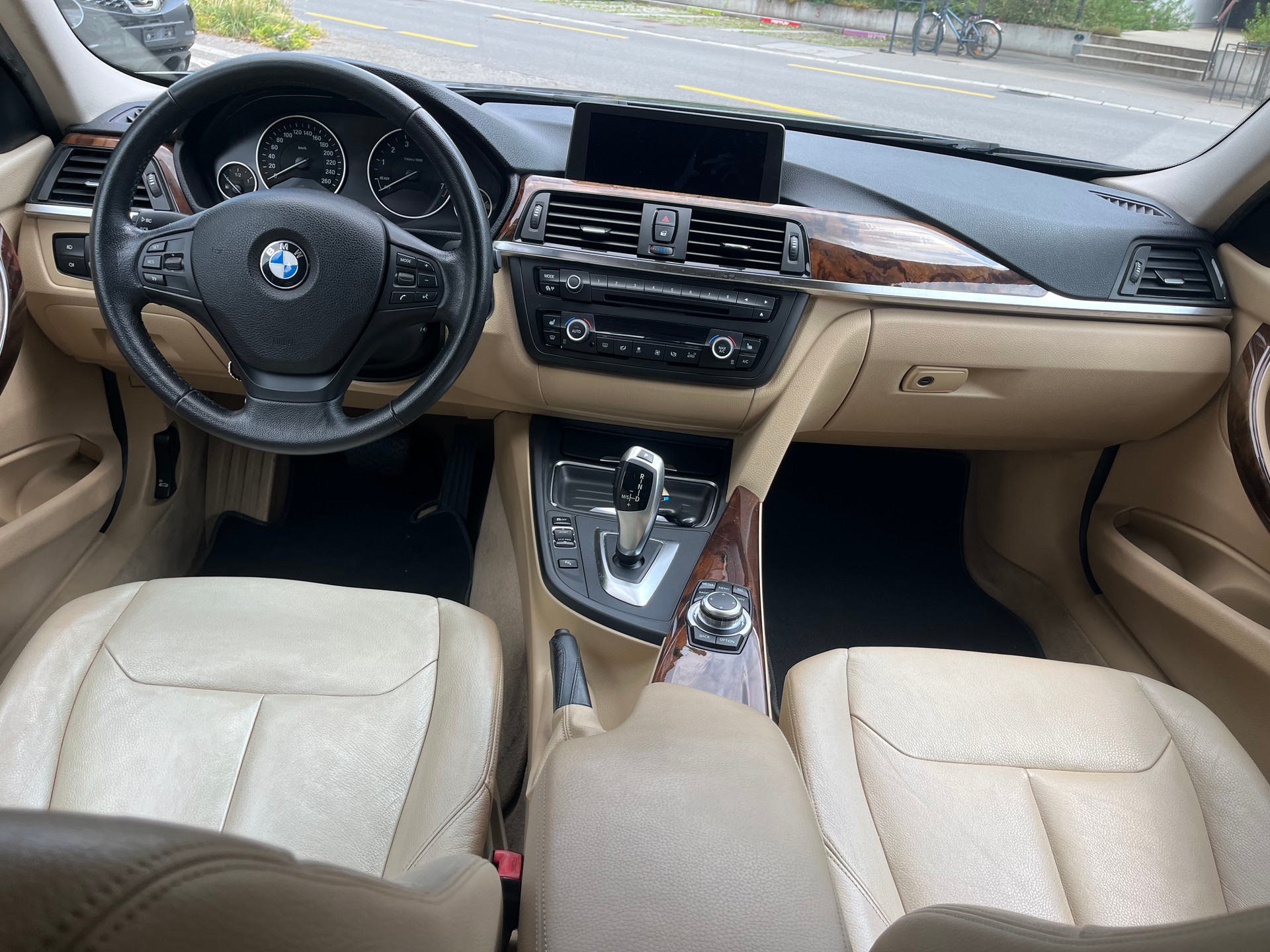 BMW 328i xDrive-image-7