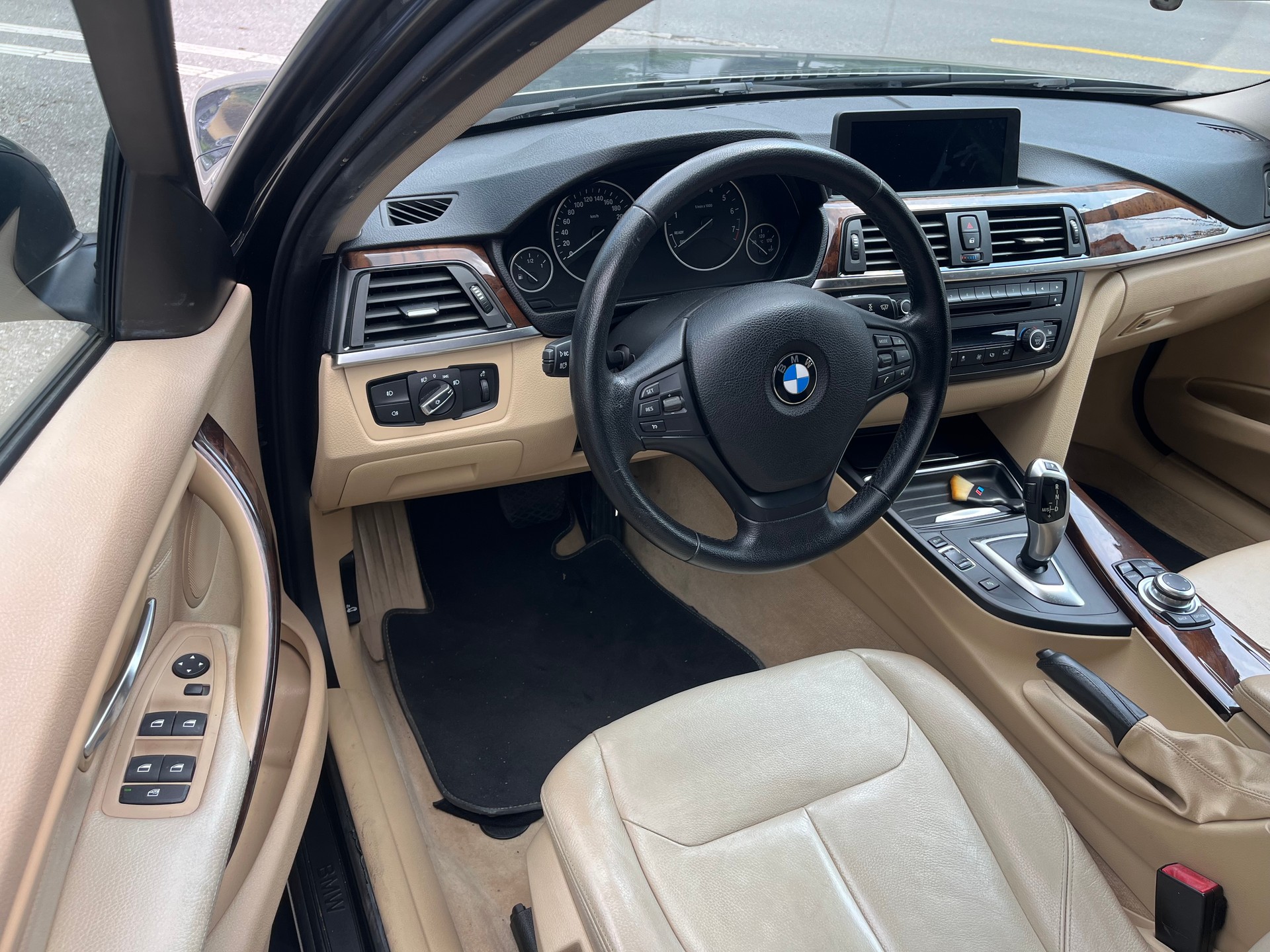 BMW 328i xDrive-image-8