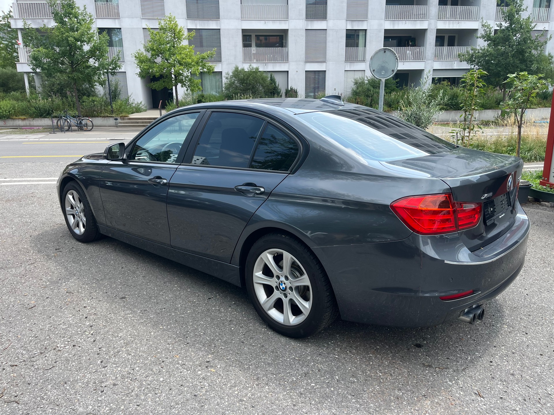 BMW 328i xDrive-image-2