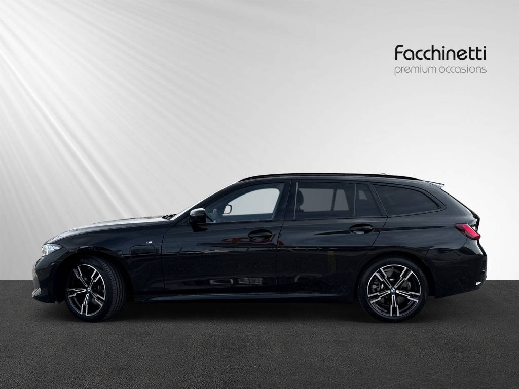 BMW 330e x DriveTouring Steptronic M Sport-image-2