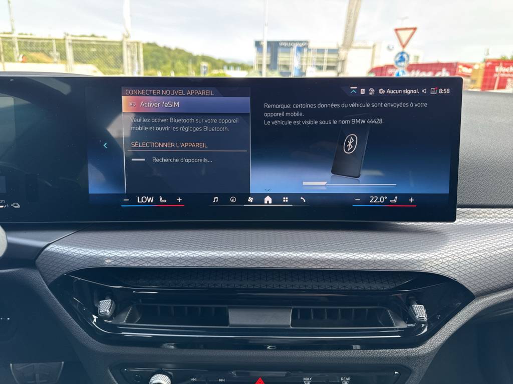 BMW 330e x DriveTouring Steptronic M Sport-image-11