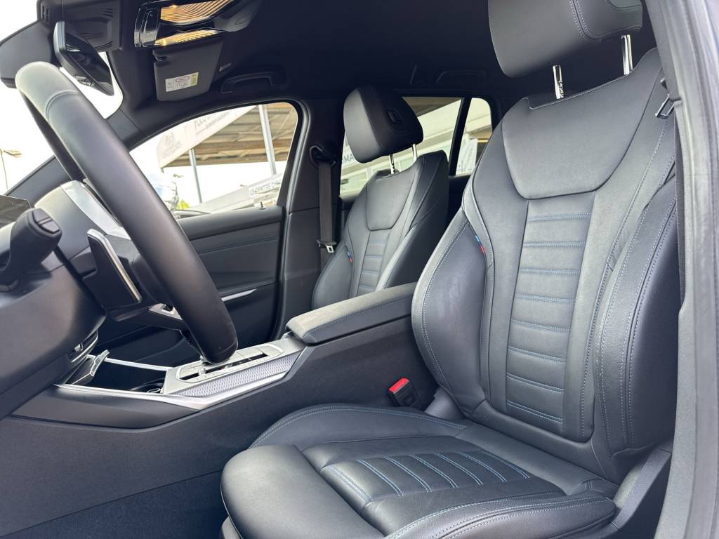 BMW 330e x DriveTouring Steptronic M Sport-image-10
