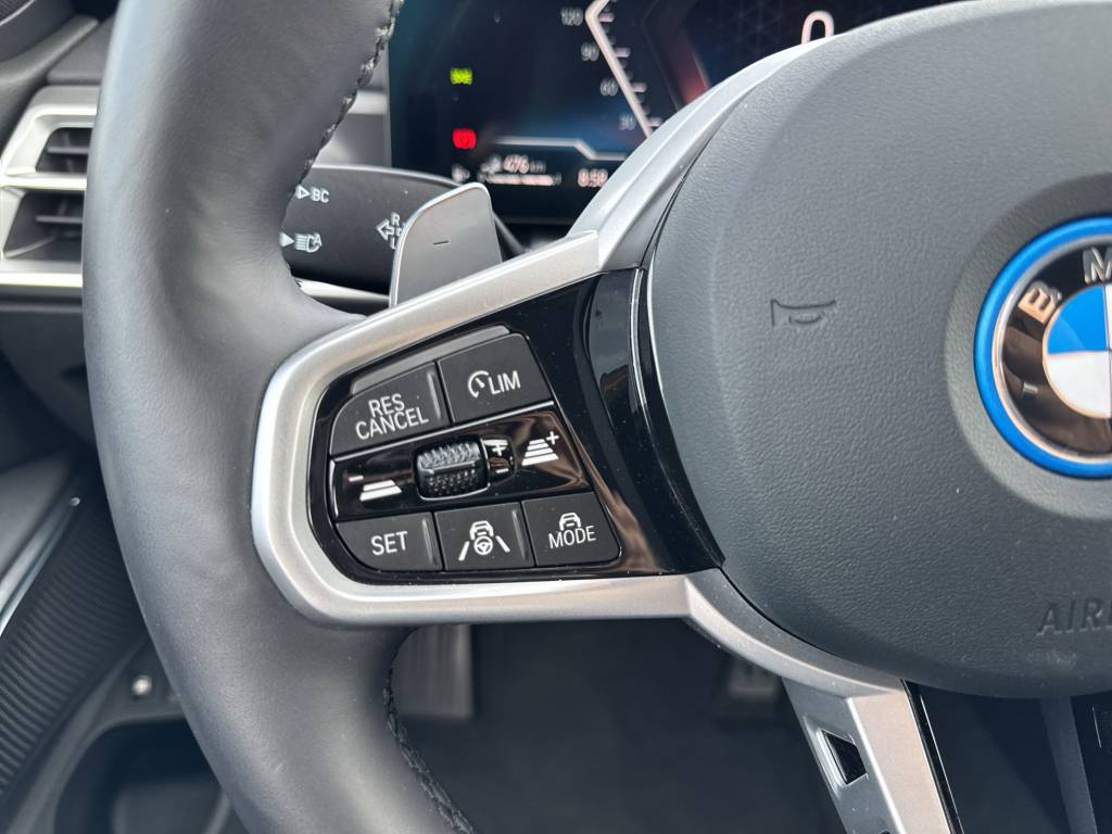 BMW 330e x DriveTouring Steptronic M Sport-image-15