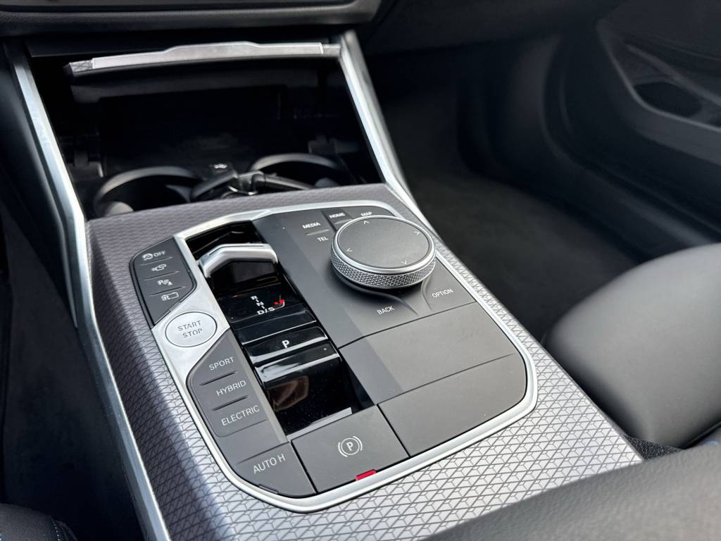BMW 330e x DriveTouring Steptronic M Sport-image-13