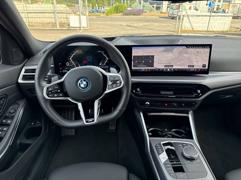 BMW 330e x DriveTouring Steptronic M Sport-image-12