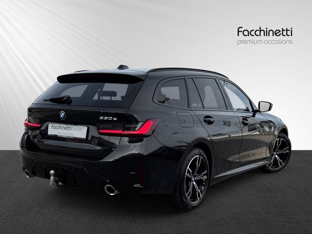 BMW 330e x DriveTouring Steptronic M Sport-image-3