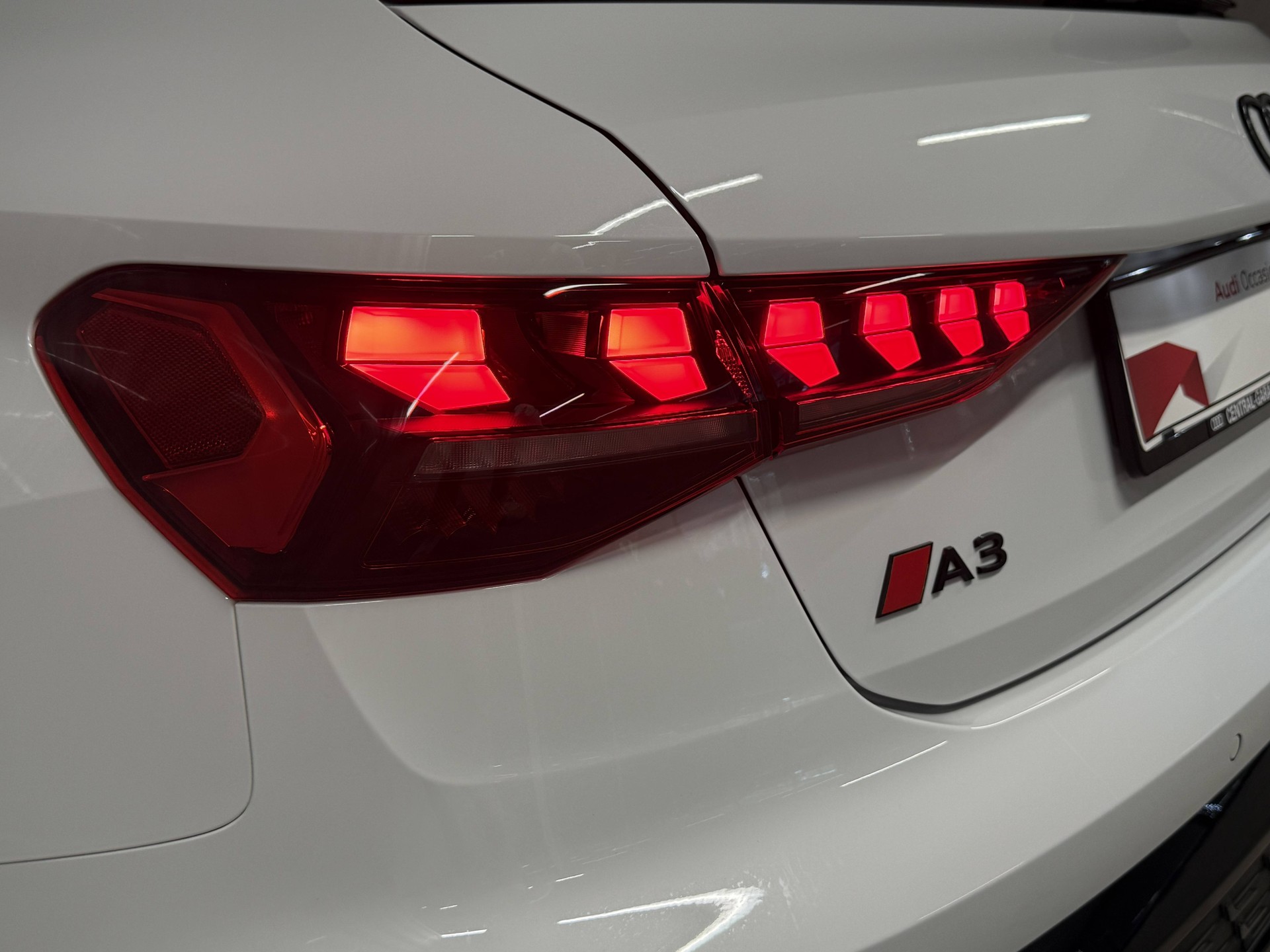 AUDI A3 Sportback 35 TFSI S line Attraction S-tronic-image-4