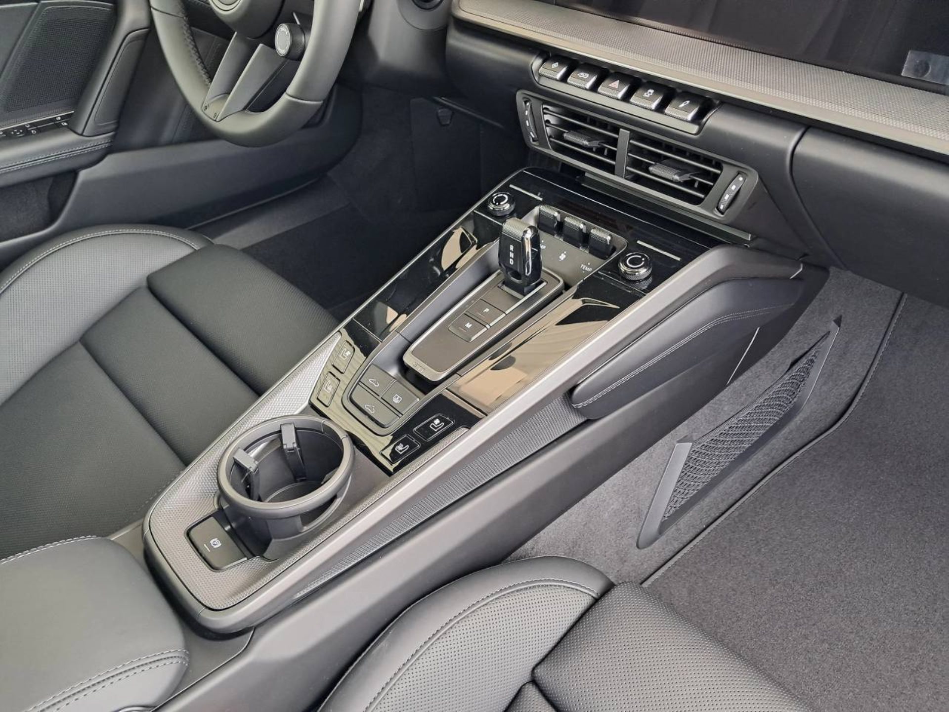PORSCHE 911 Carrera 4S-image-18