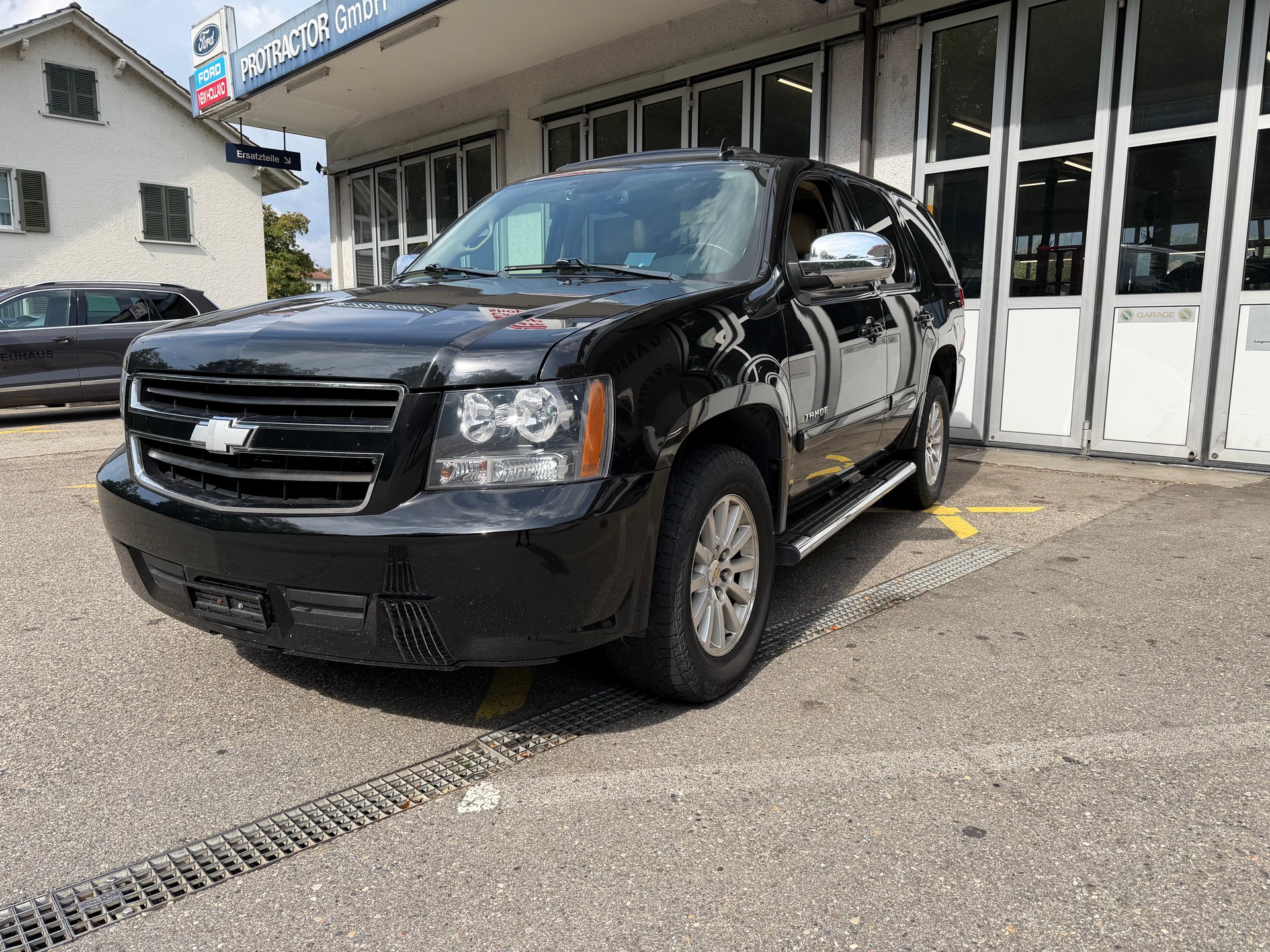 CHEVROLET TAHOE-image-1