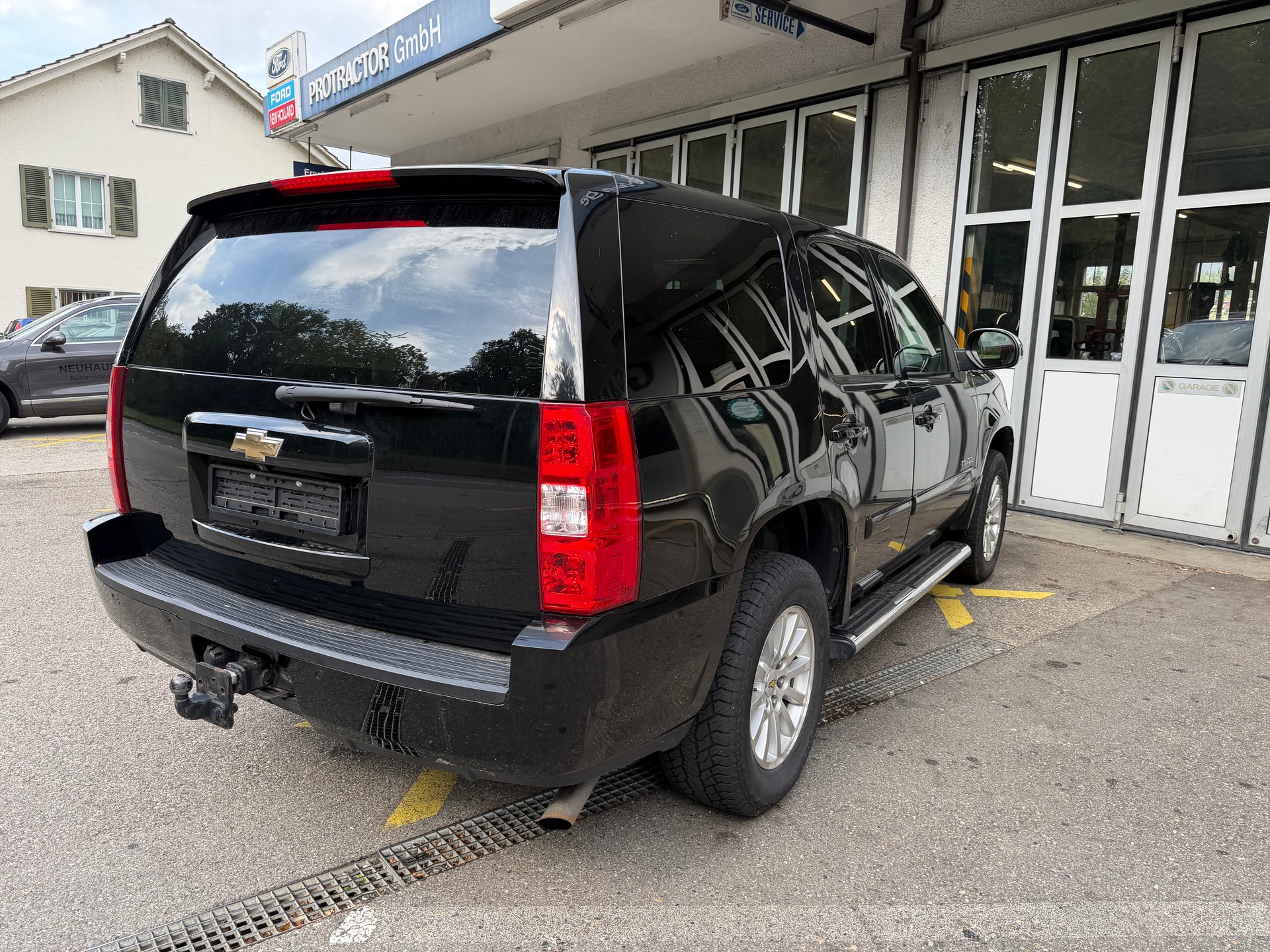 CHEVROLET TAHOE-image-4