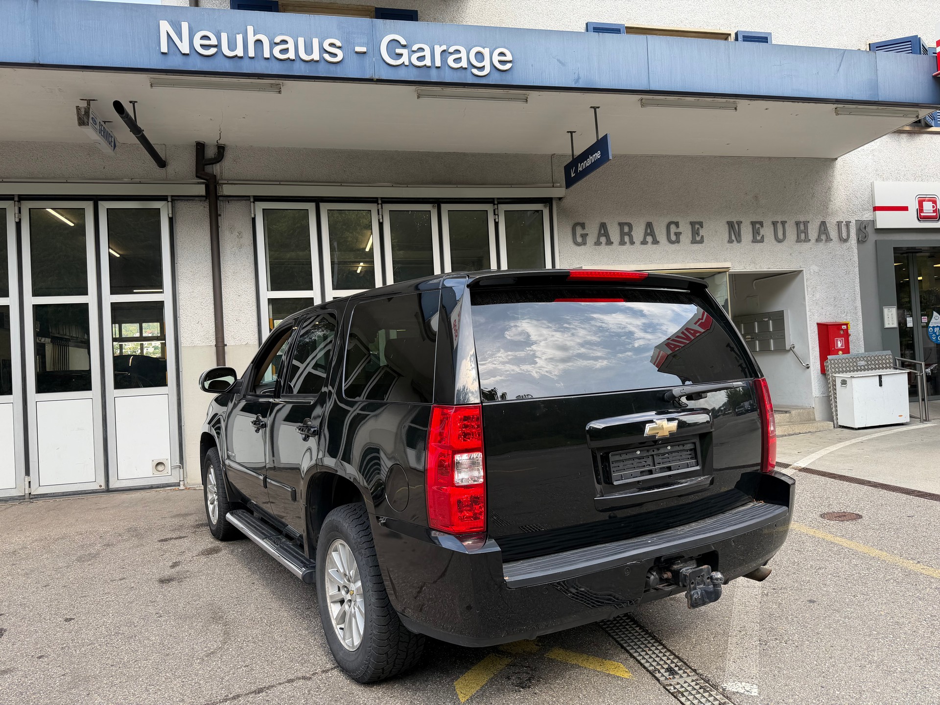 CHEVROLET TAHOE-image-3