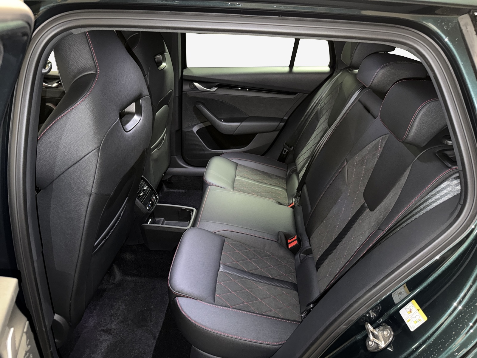 SKODA Octavia Combi 2.0 TSI DSG RS 30 Years Edition-image-11