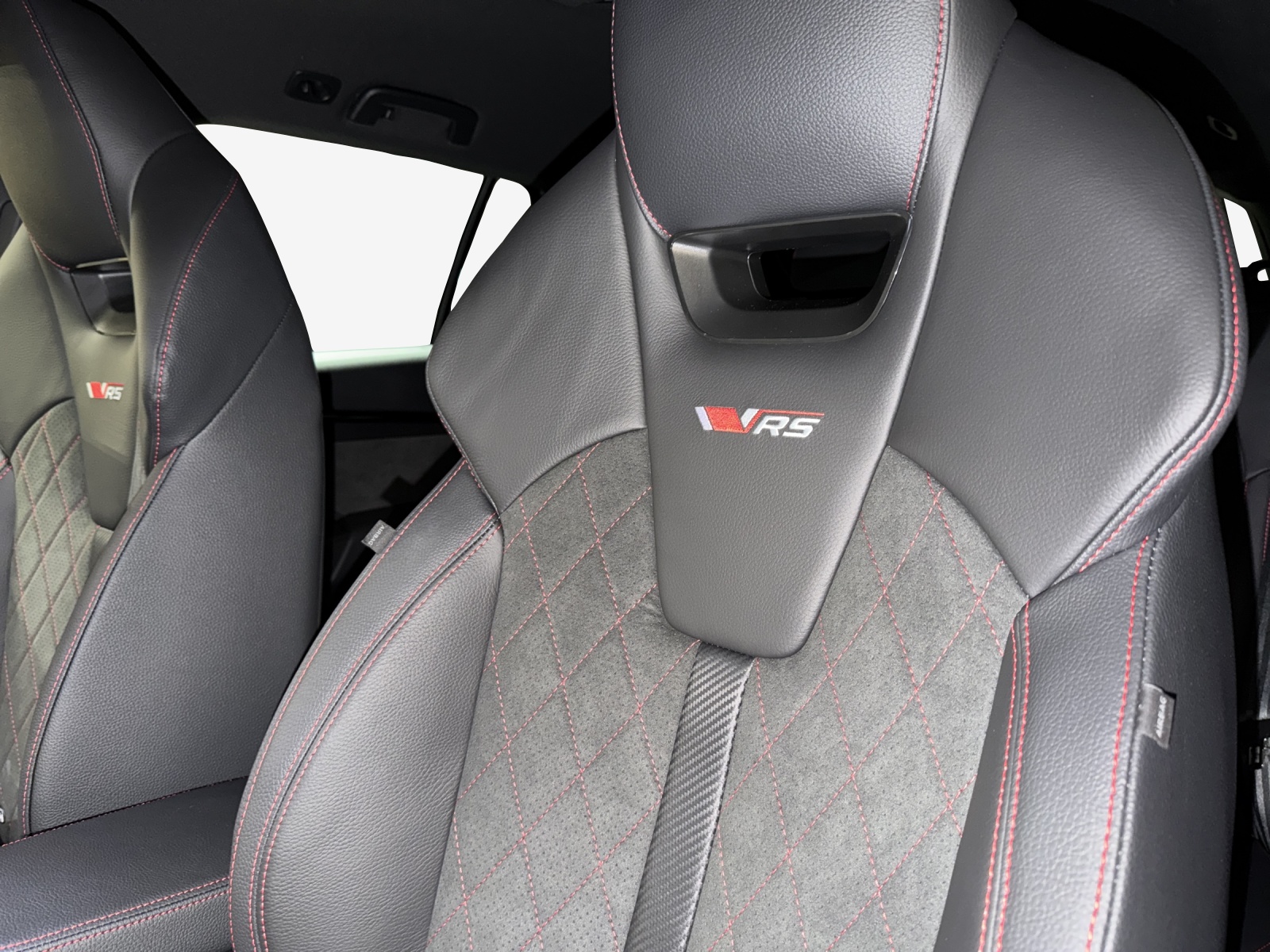 SKODA Octavia Combi 2.0 TSI DSG RS 30 Years Edition-image-15