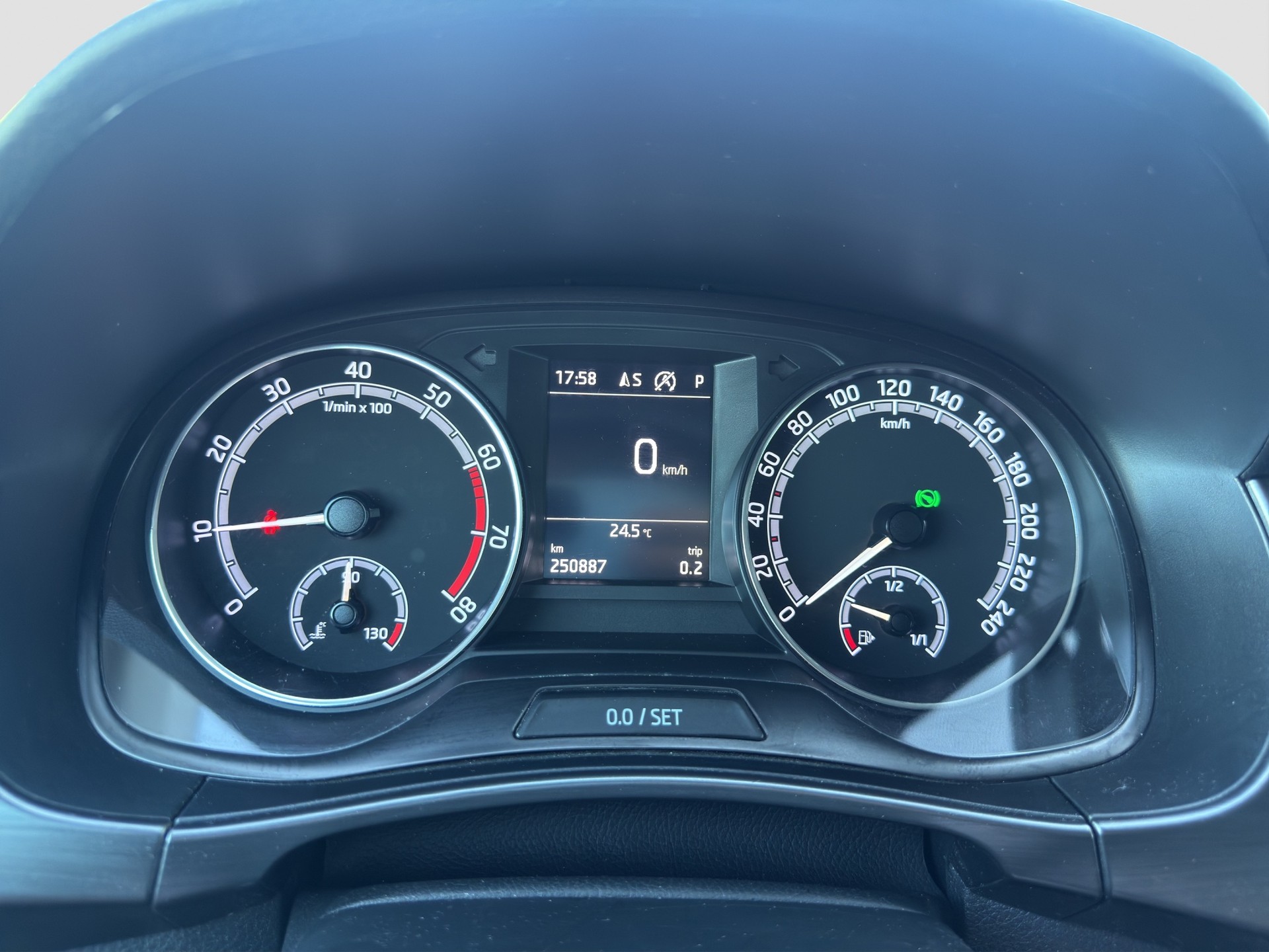 SKODA Fabia 1.0 TSI Soleil DSG ** Ab MFK und Service ** CH Auto ** 1. Hand ** Alcantara ** Keyless **-image-13