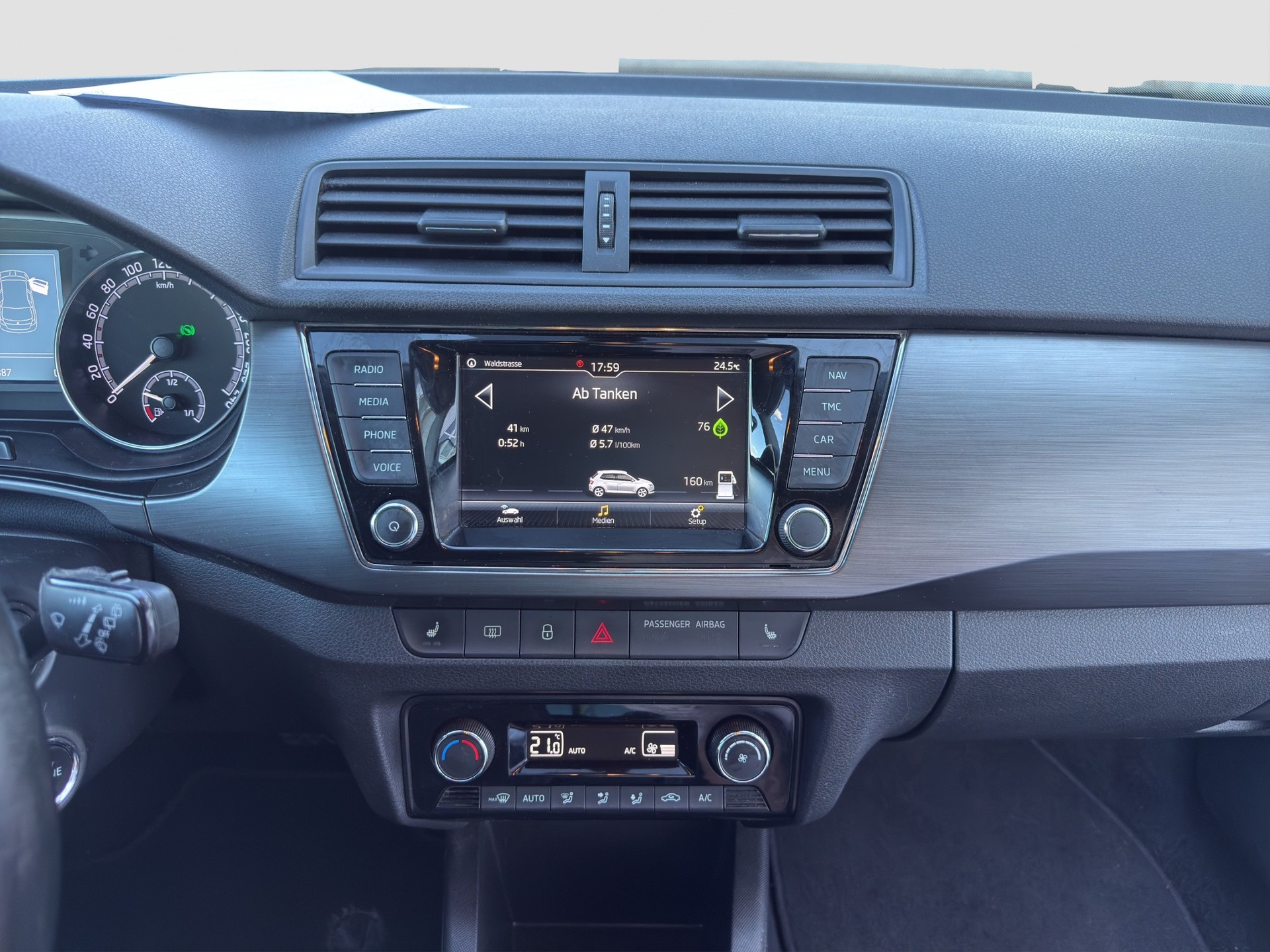 SKODA Fabia 1.0 TSI Soleil DSG ** Ab MFK und Service ** CH Auto ** 1. Hand ** Alcantara ** Keyless **-image-12
