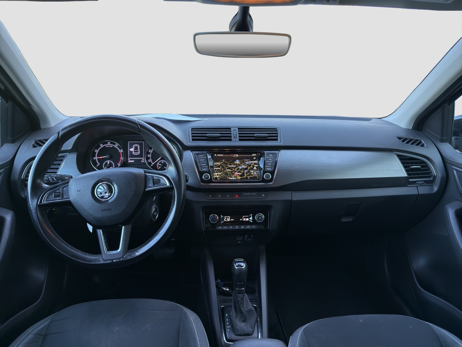 SKODA Fabia 1.0 TSI Soleil DSG ** Ab MFK und Service ** CH Auto ** 1. Hand ** Alcantara ** Keyless **-image-11