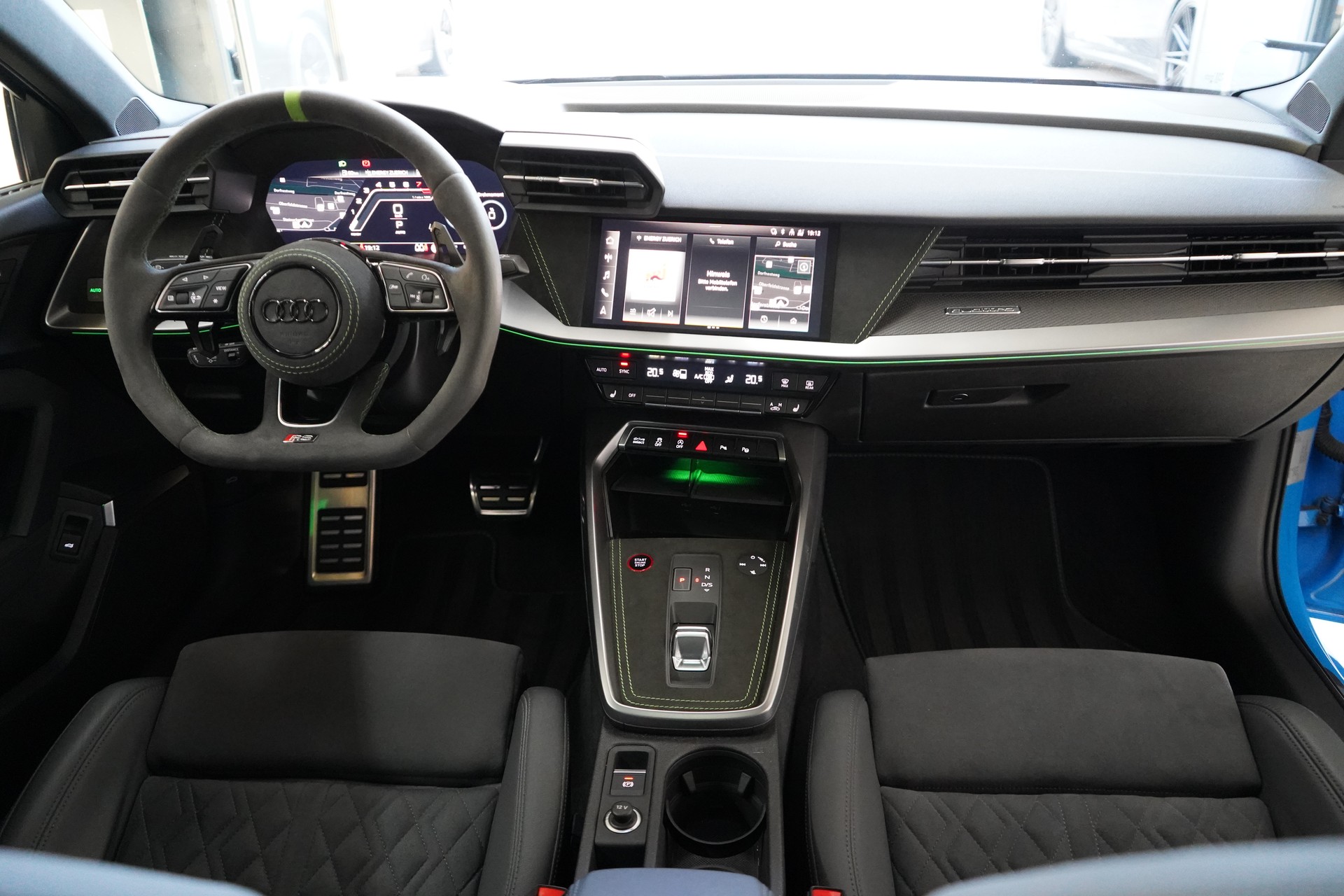 AUDI RS3 Sportback 2.5 TSI quattro S-tronic / Turbo-Blau * APR *-image-28