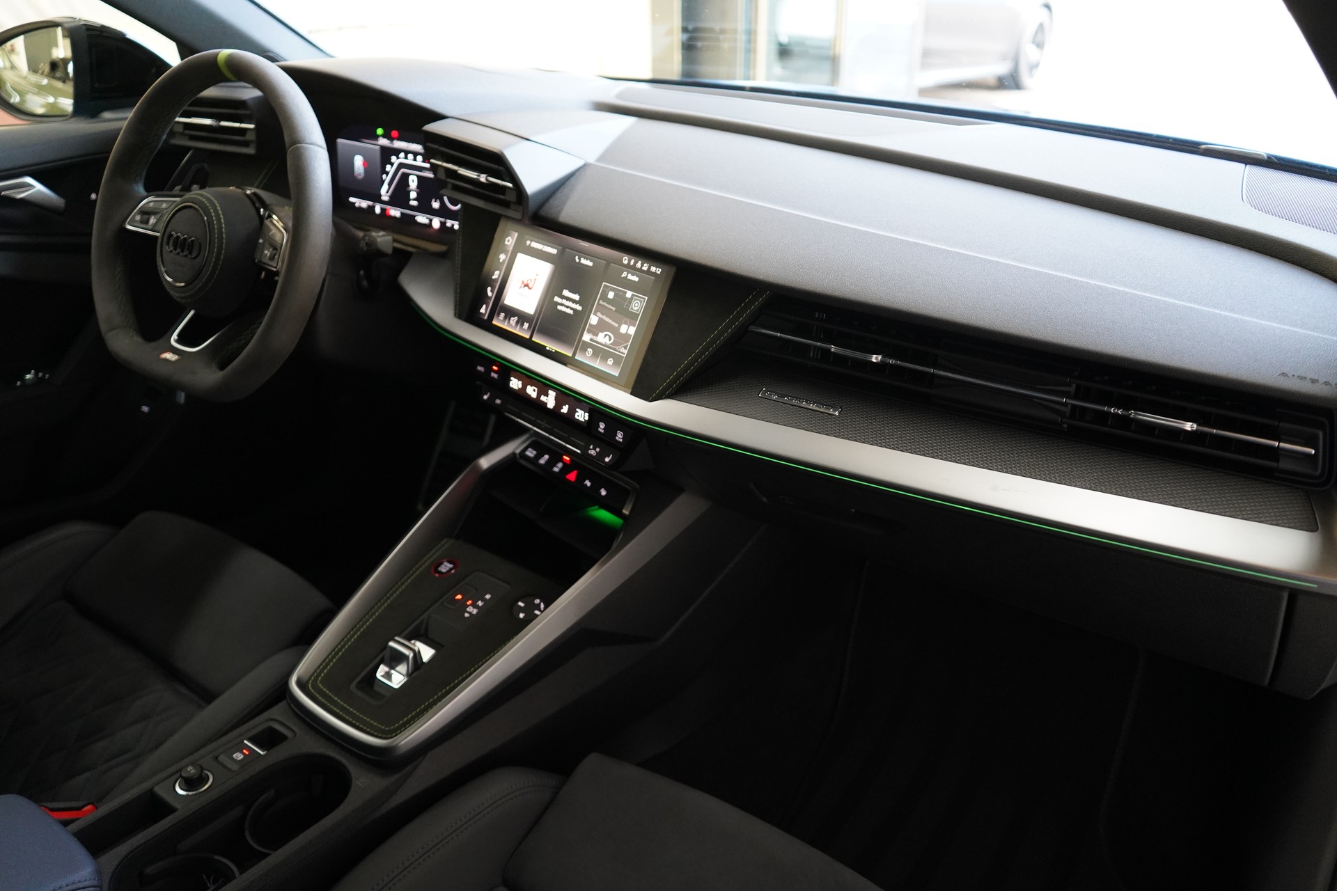 AUDI RS3 Sportback 2.5 TSI quattro S-tronic / Turbo-Blau * APR *-image-27
