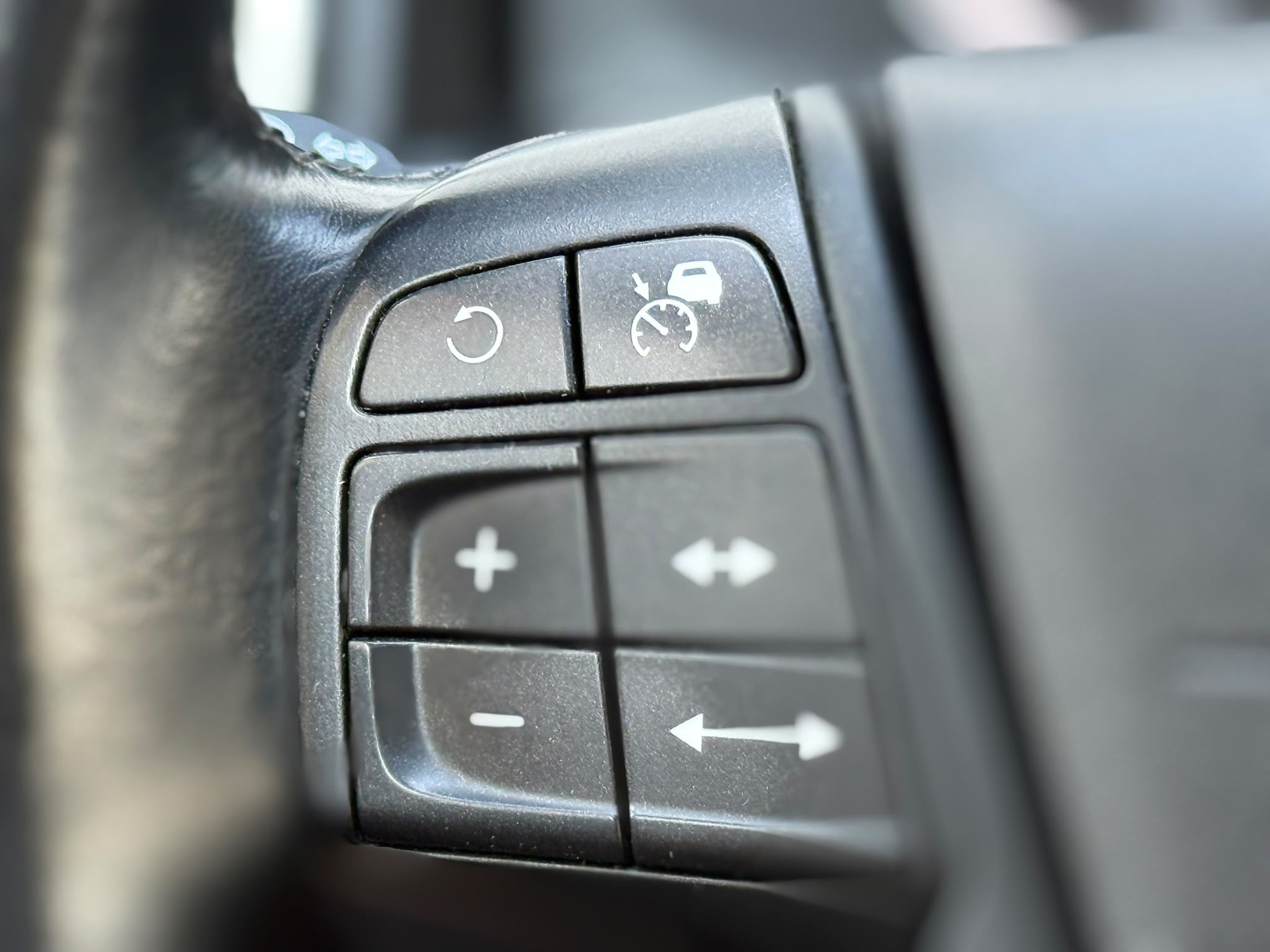 VOLVO V70 2.4 D5 Kinetic AWD-image-18