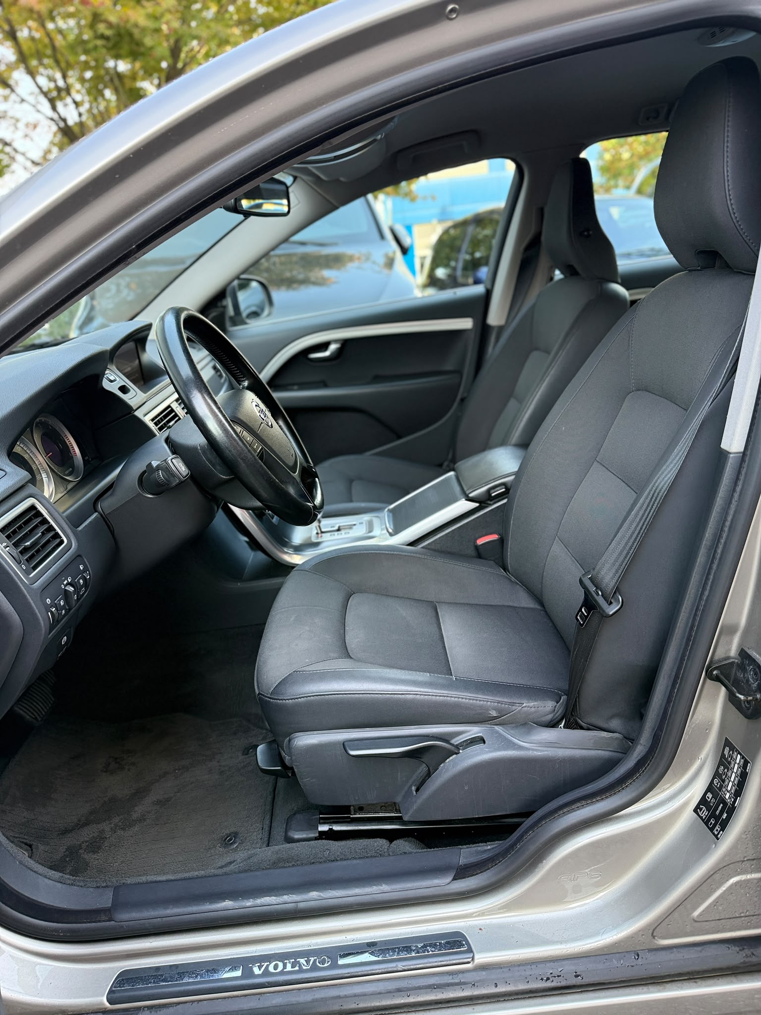 VOLVO V70 2.4 D5 Kinetic AWD-image-10