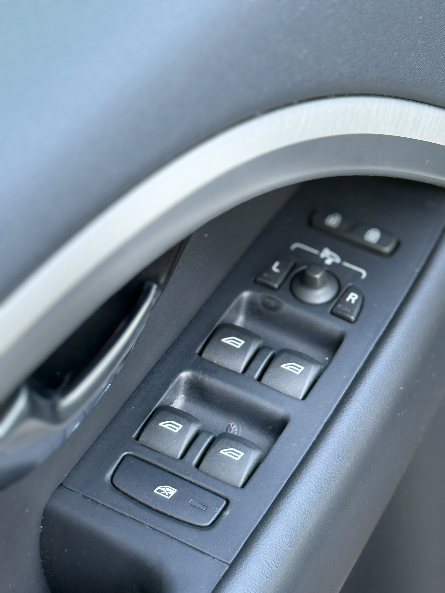 VOLVO V70 2.4 D5 Kinetic AWD-image-8