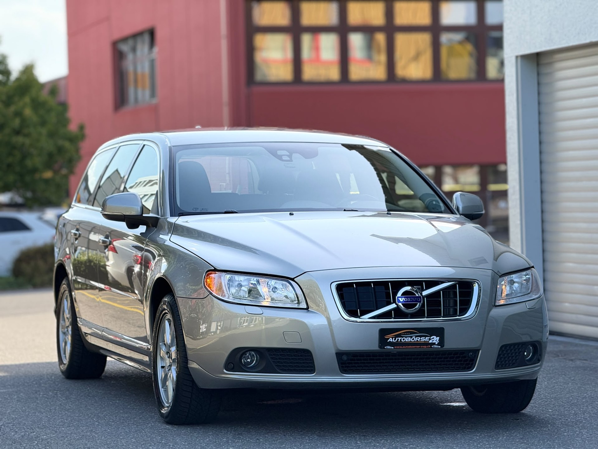 VOLVO V70 2.4 D5 Kinetic AWD-image-1