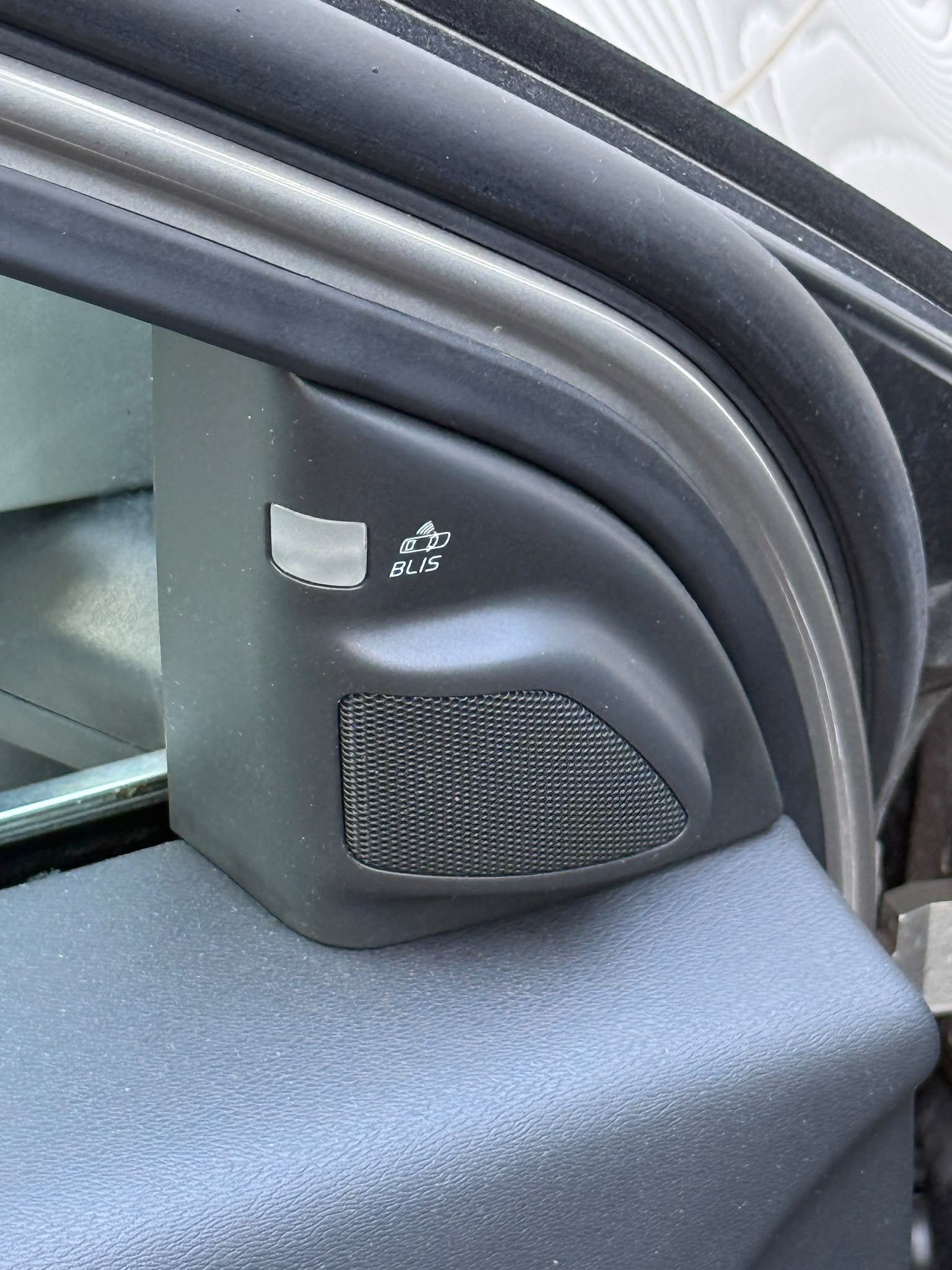 VOLVO V70 2.4 D5 Kinetic AWD-image-9